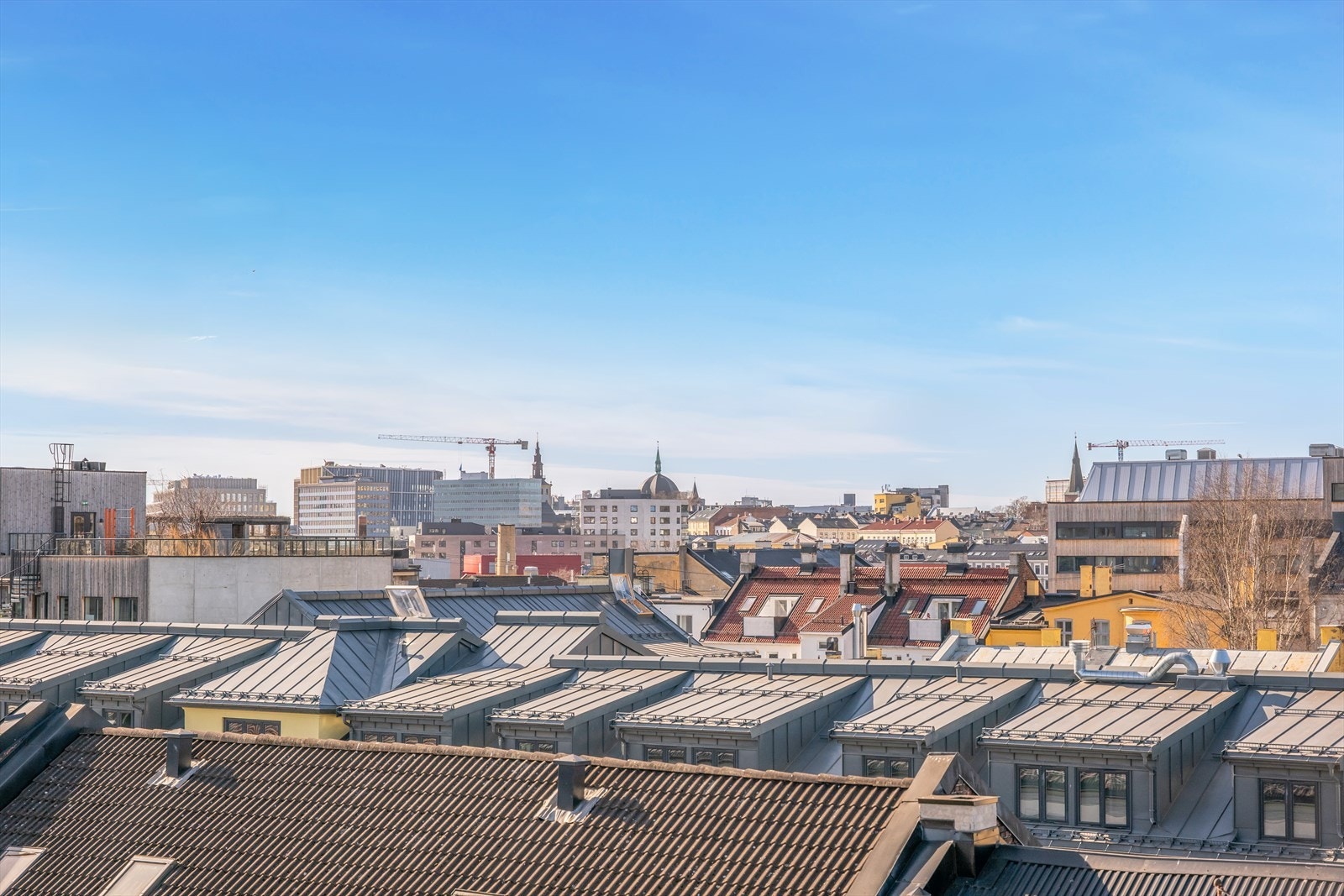 Fra stuen er det utgang til en solrik takterrasse på ca. 7 m² med fantastisk utsyn over byens tak. Galleribilde