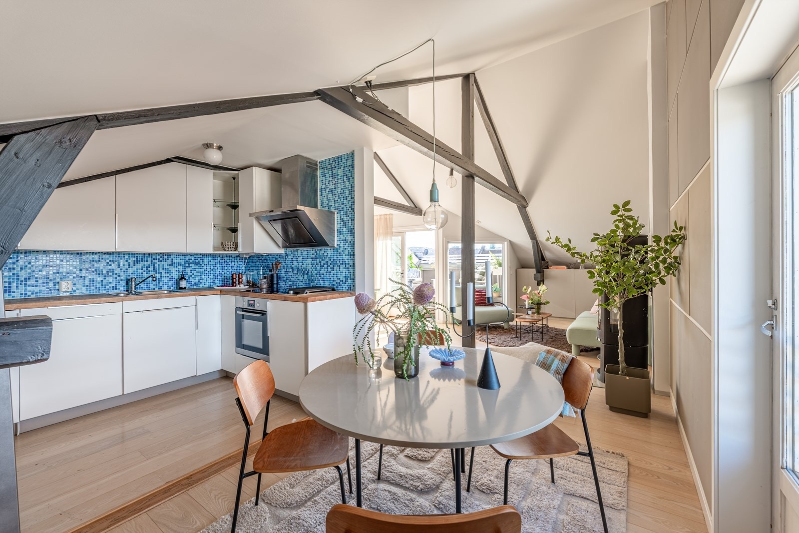 Kjøkkenet ligger i delvis åpen løsning mot stuen, som gir et sosialt og luftig preg. Galleribilde