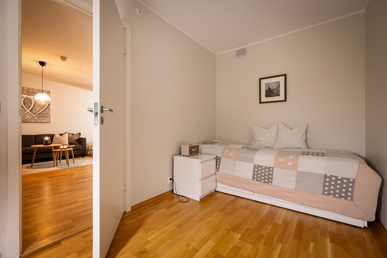 Rommet kan brukes til gjesterom, kontor, evt. fjerne vegg og få større stue. Alt etter hva man ønsker selv. Galleribilde