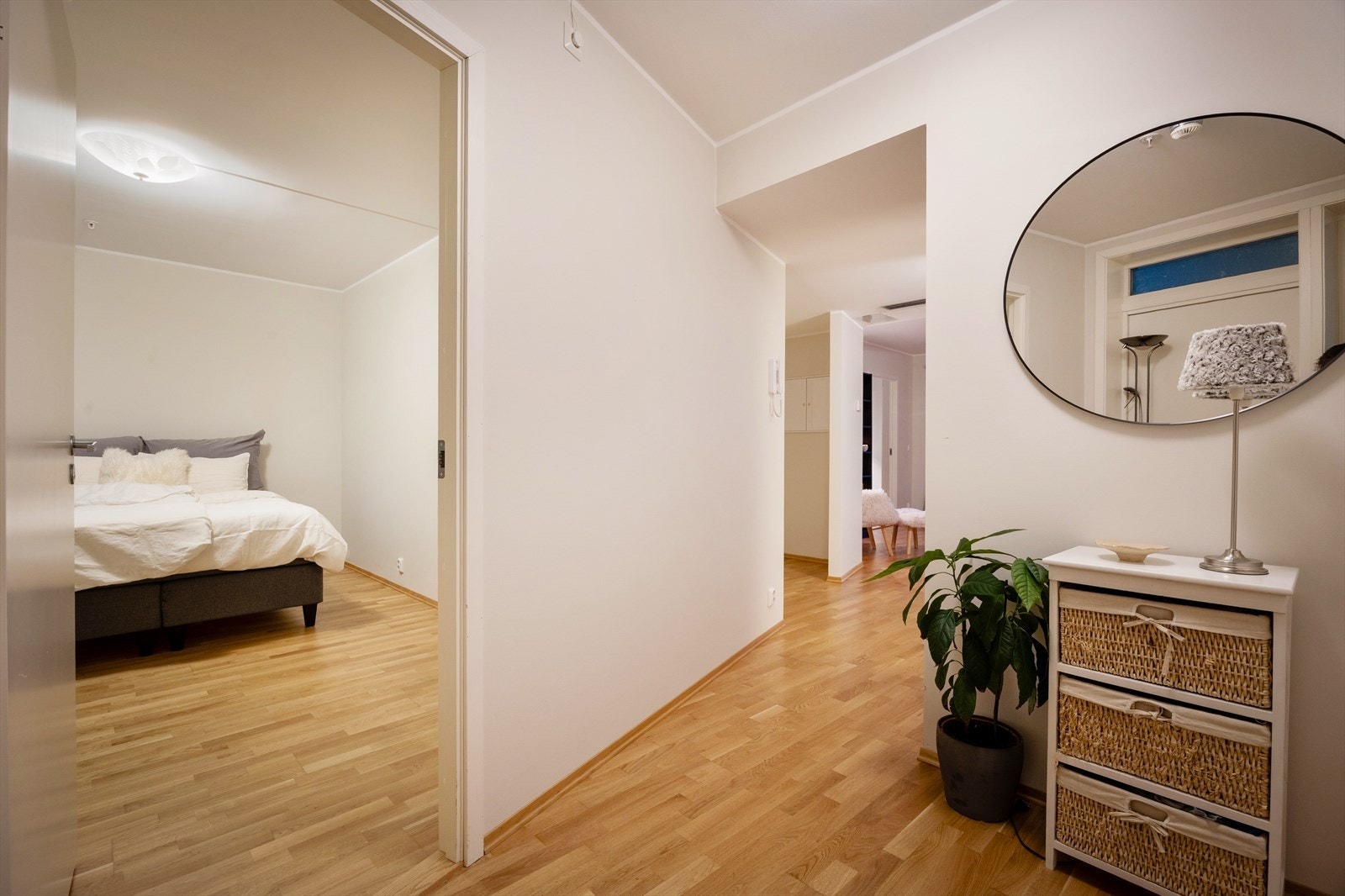 Det første som møter deg inne er ett av 2 soverom i leiligheten. Galleribilde