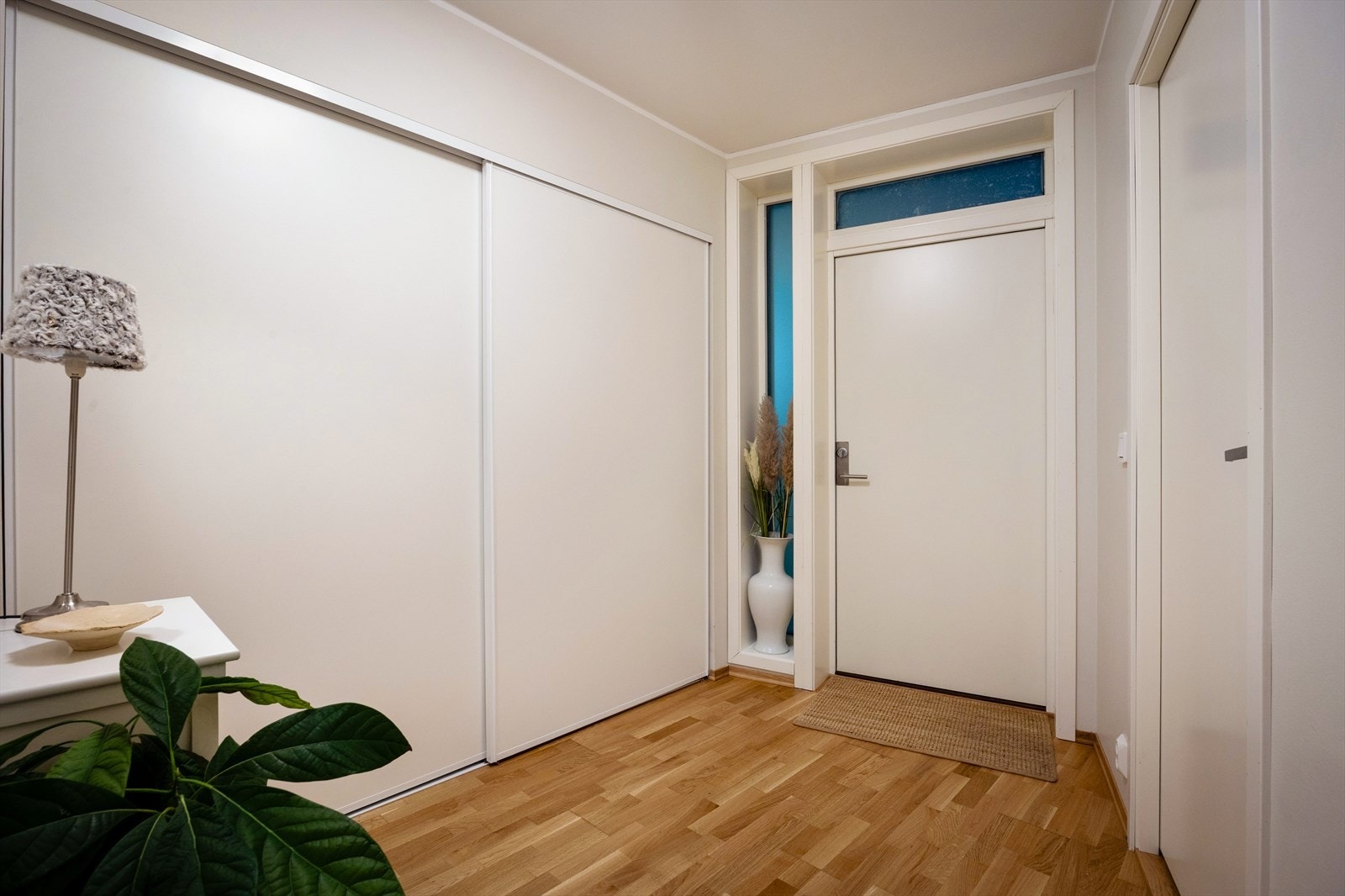 Velkommen inn i Adnavegen 54! Stor, romslig skyvedørsgarderobe med god oppbevaringsplass. Galleribilde