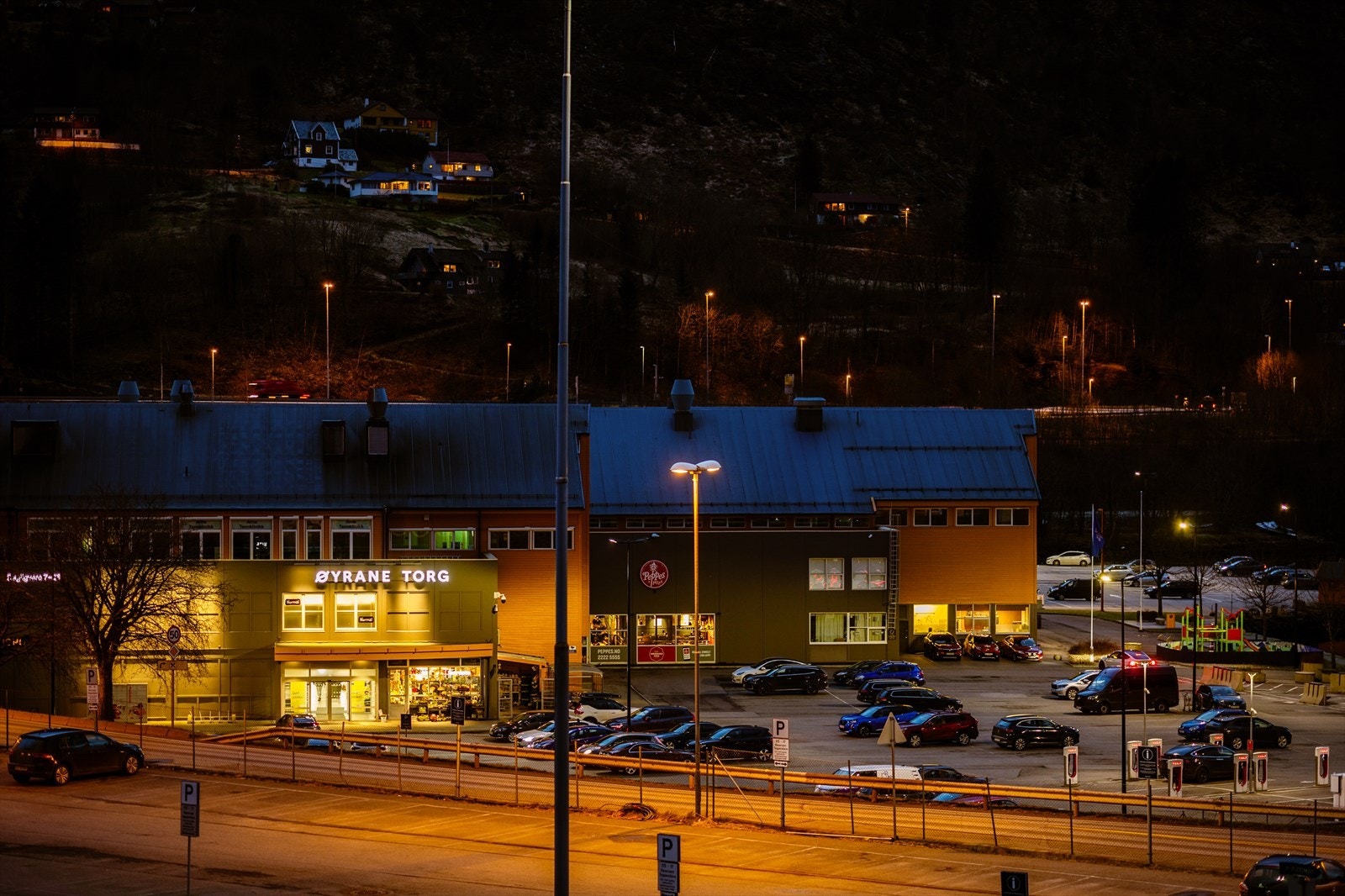 Leiligheten ligger to steinkast unna Arnas kjøpesenter, Øyrane Torg. Galleribilde