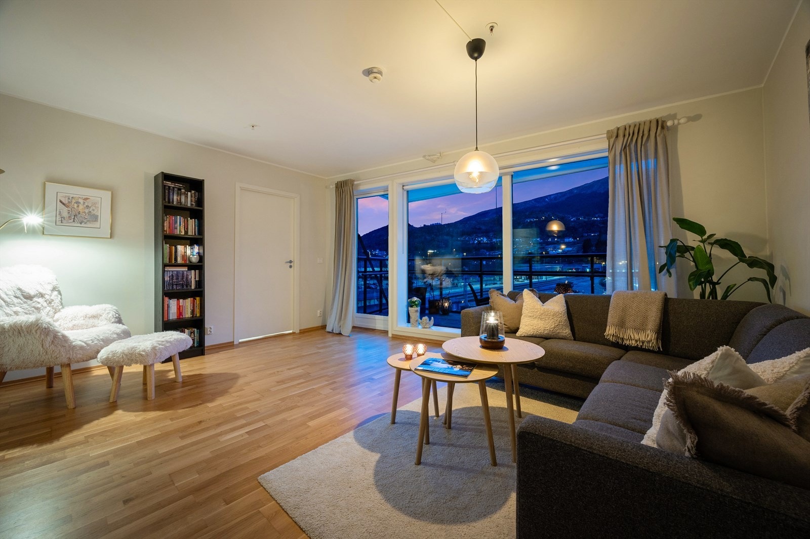 Stuen er romslig og har plass til flere sittegrupper. Galleribilde