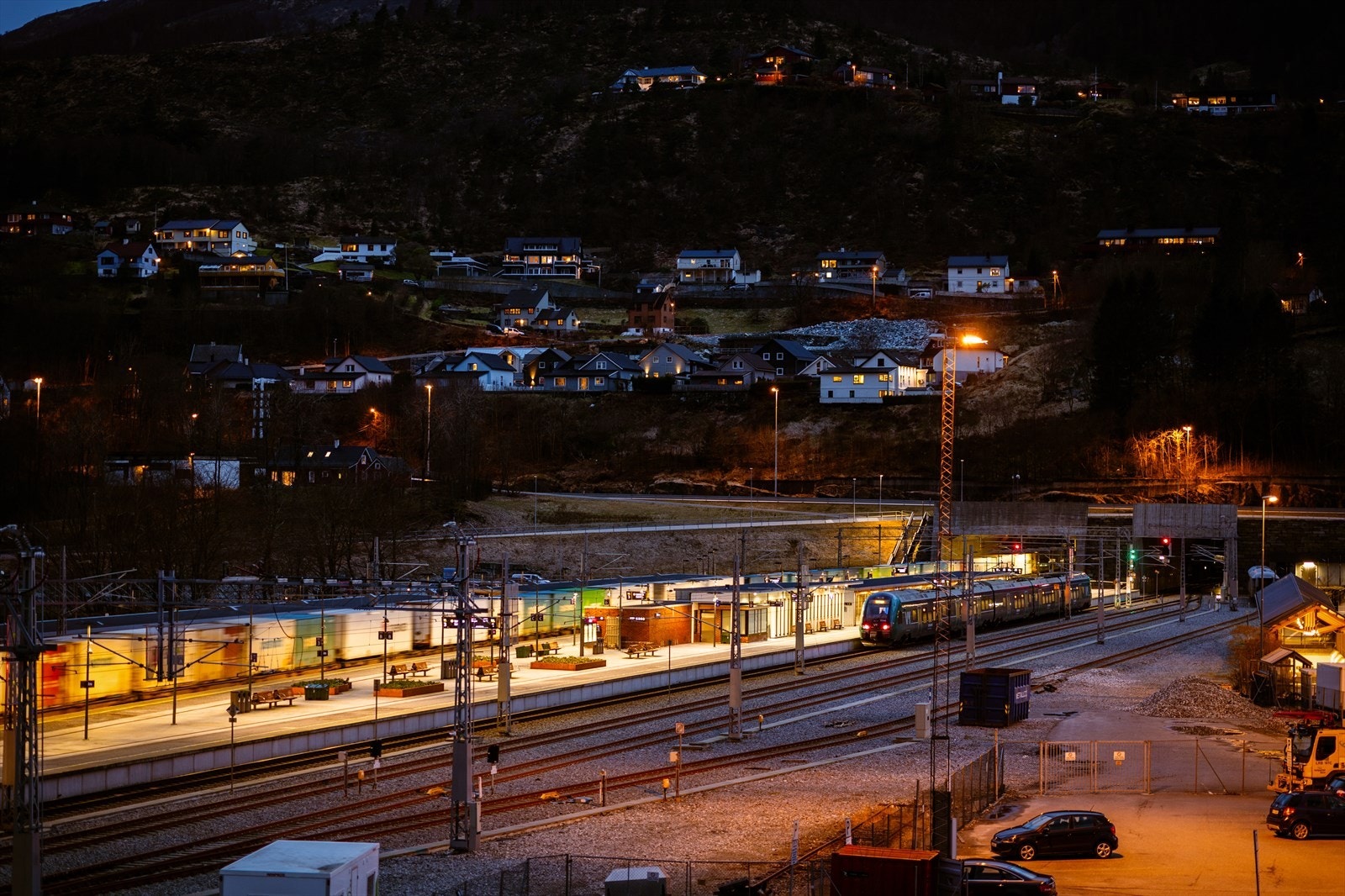 Ønsker du deg en tur til Bergen sentrum ligger togstasjonen et par min. unna. Galleribilde
