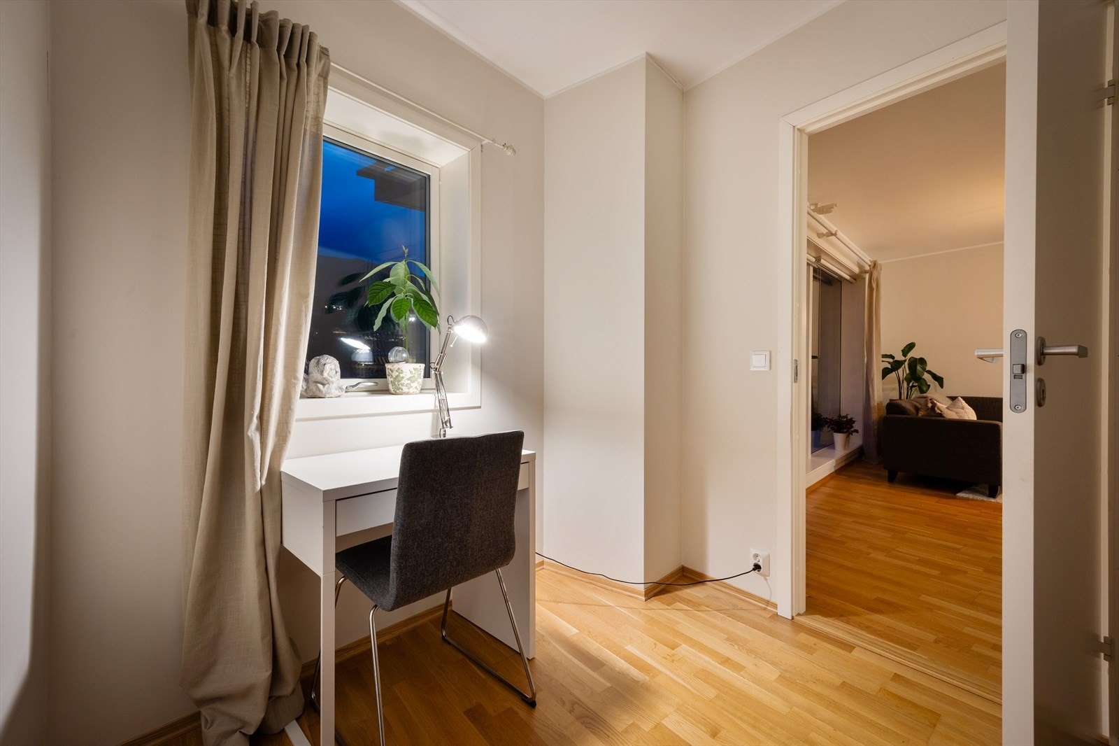Fra stuen er det tilgang til boligens 2. soverom. Galleribilde