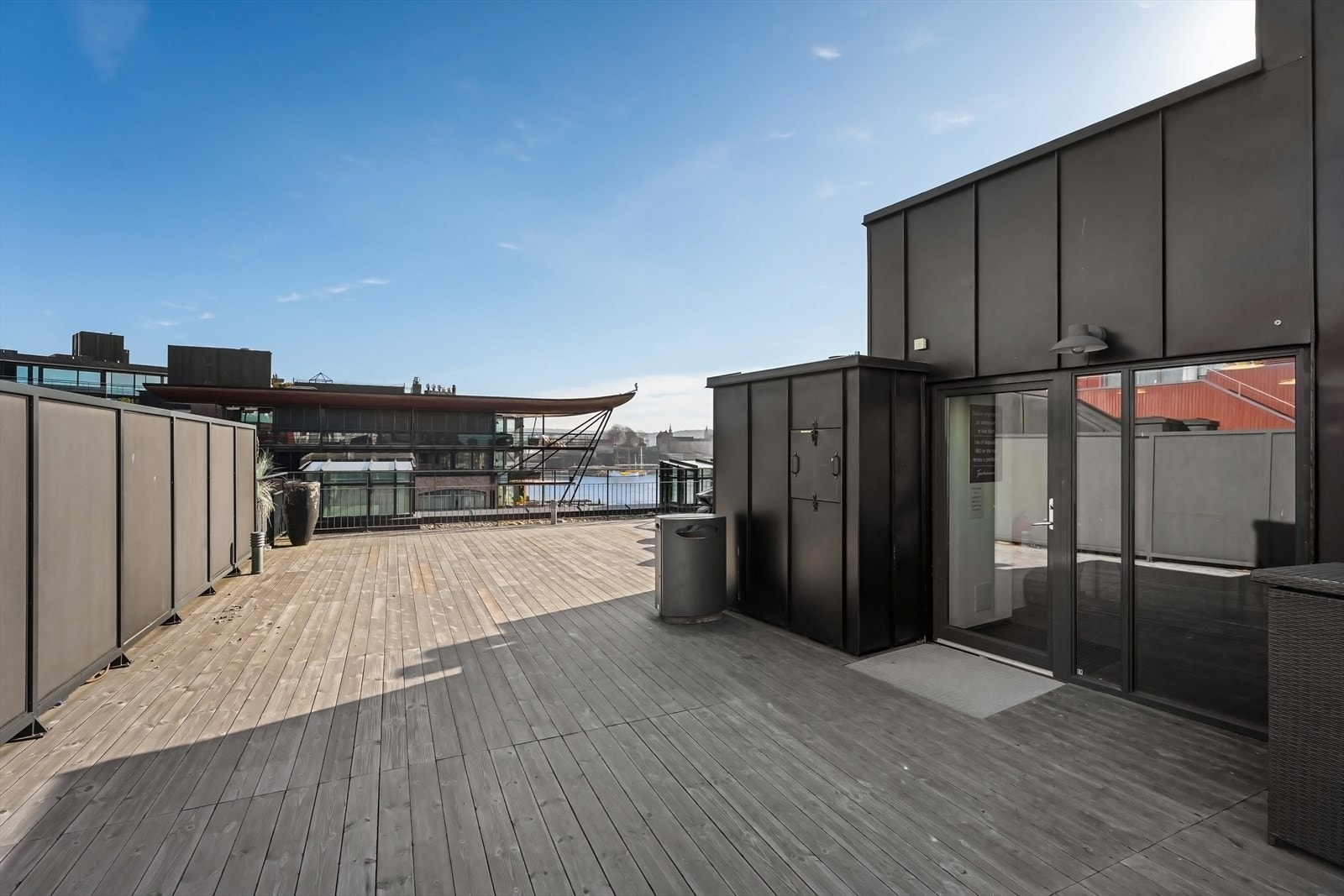 Felles takterrasse med gode solforhold og flott utsikt. Om sommeren settes det ut flere sittegrupper og solstoler på takterrassen. Galleribilde