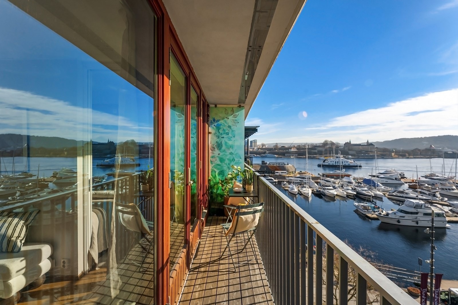 Fra stue og soverom er det utgang til balkong med fantastisk utsikt mot Akershus Festning og båthavnen. Galleribilde