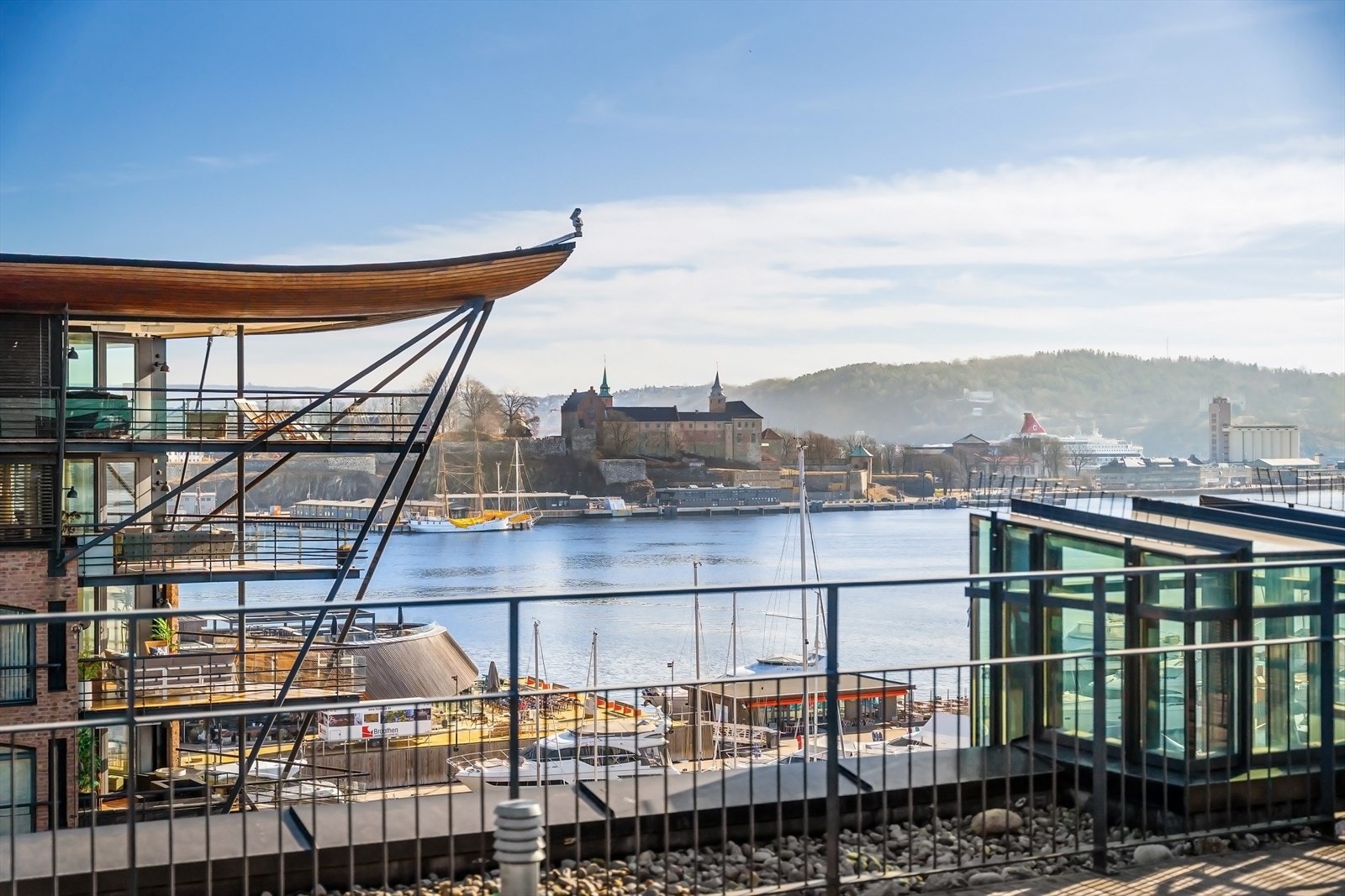 Utsikt fra felles takterrasse. Takterrassen har gode muligheter for å ha større sammenkomster med venner og familie. Galleribilde