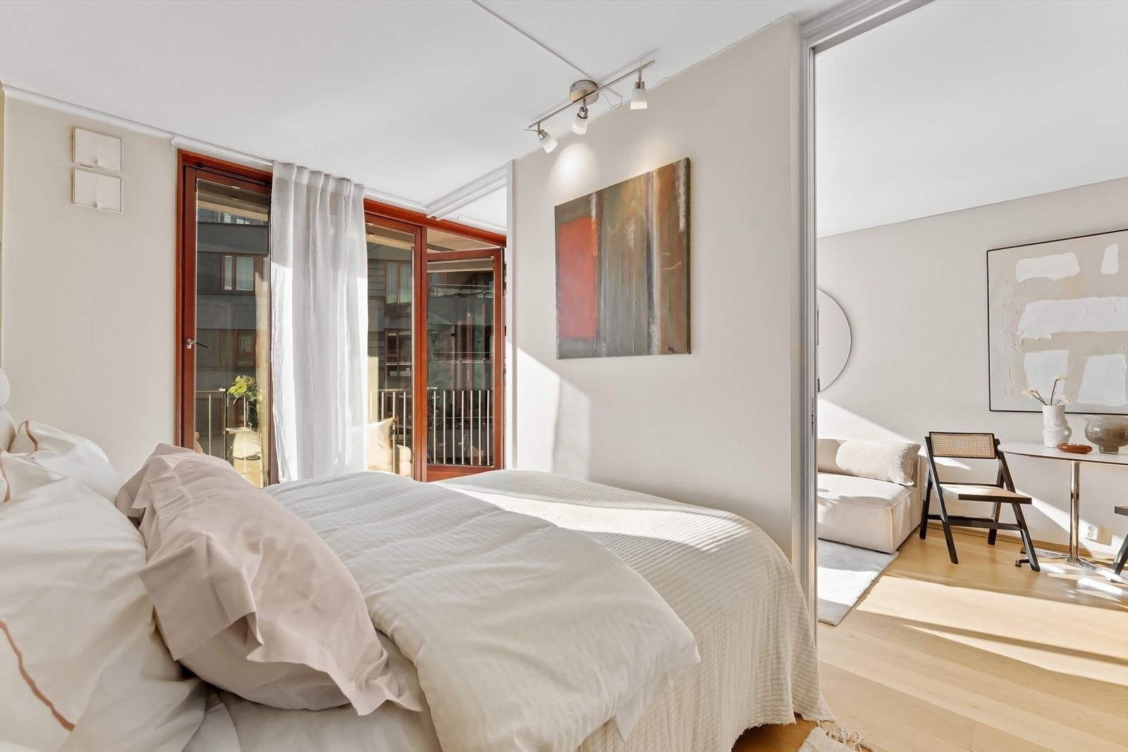God plass til dobbeltseng og to skyvedører inn til soverom. Galleribilde