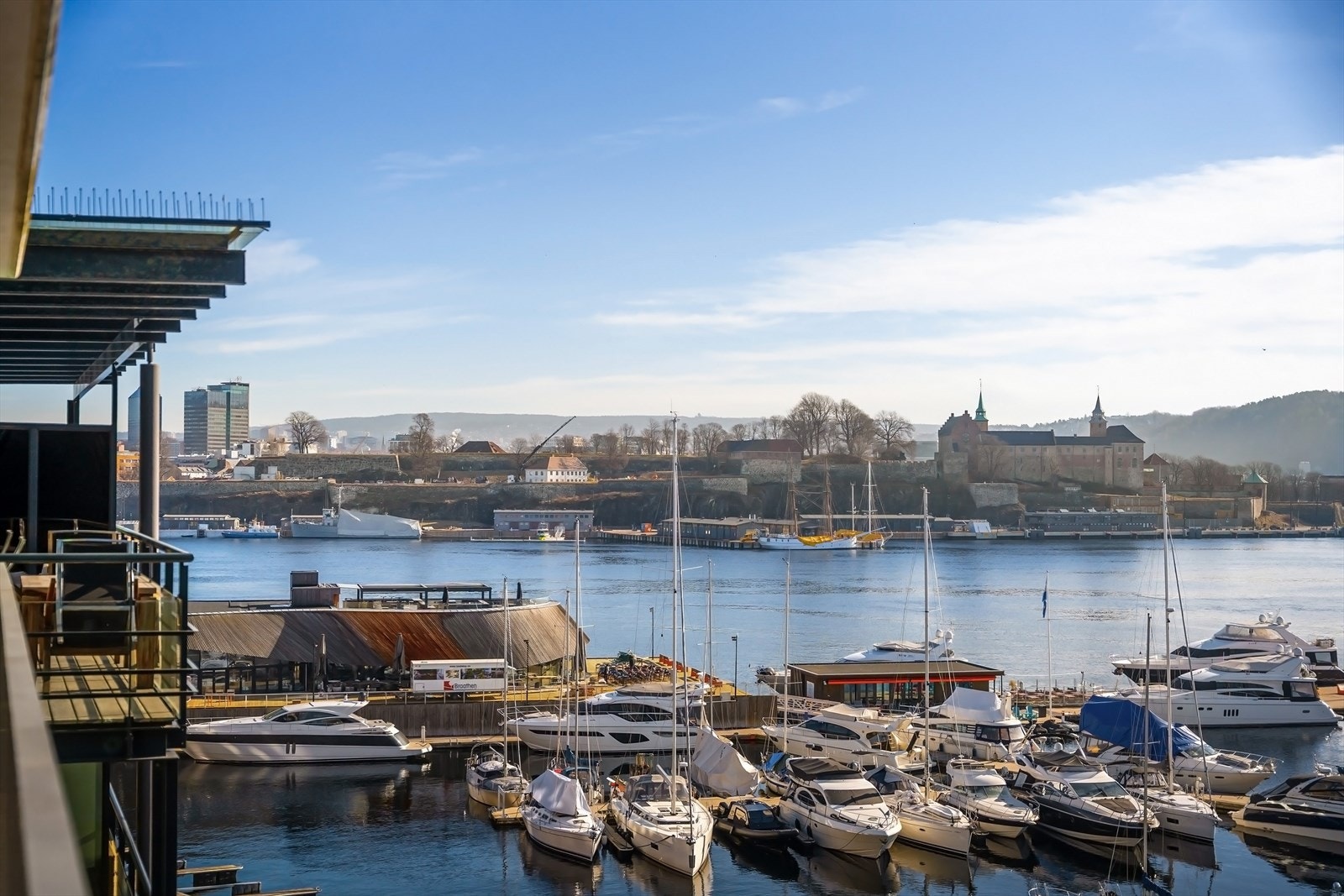 Båttrafikken på fjorden er nær, og skaper en levende utsikt under stadig endring. Galleribilde