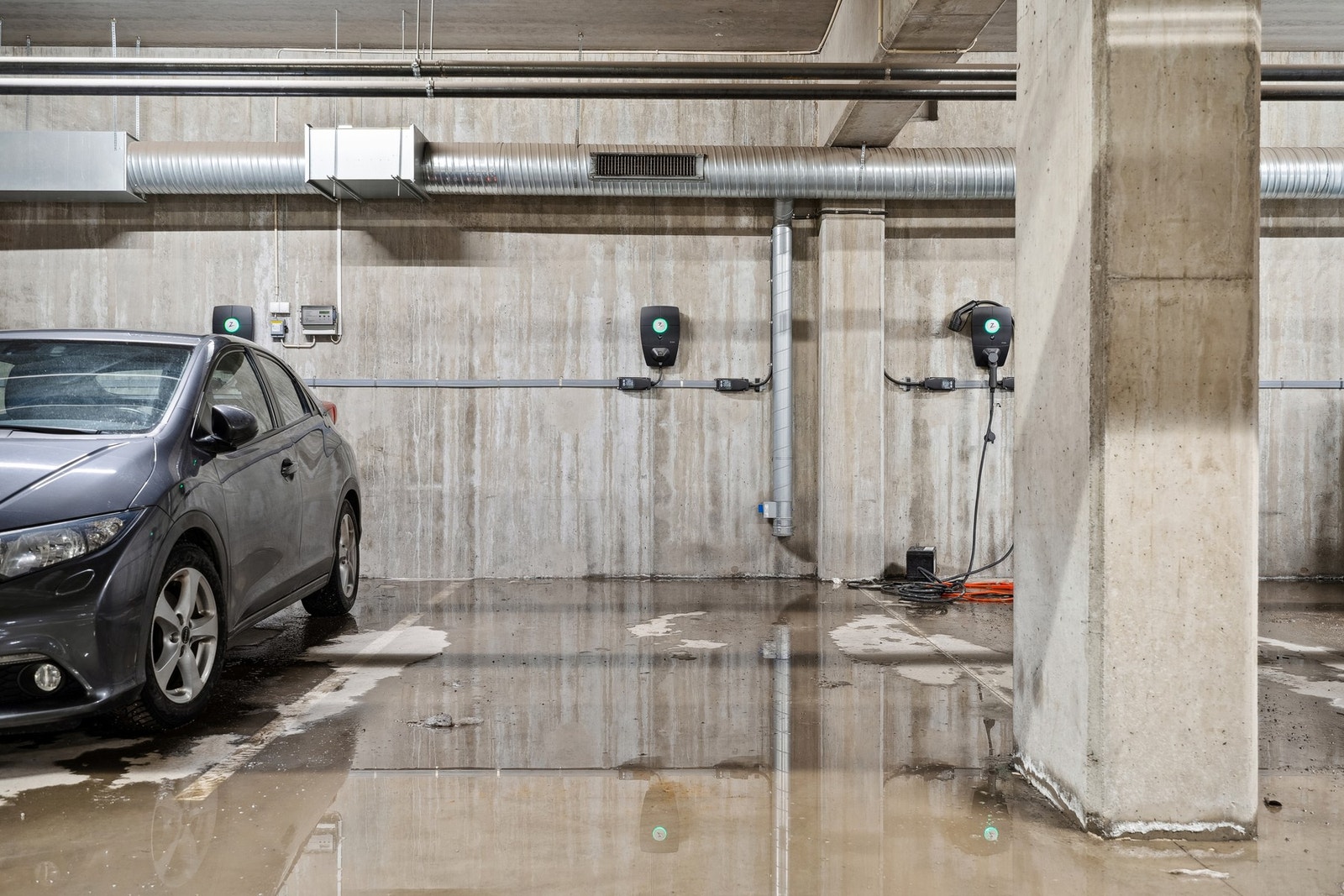 Egen garasjeplass med el-billadder. Galleribilde