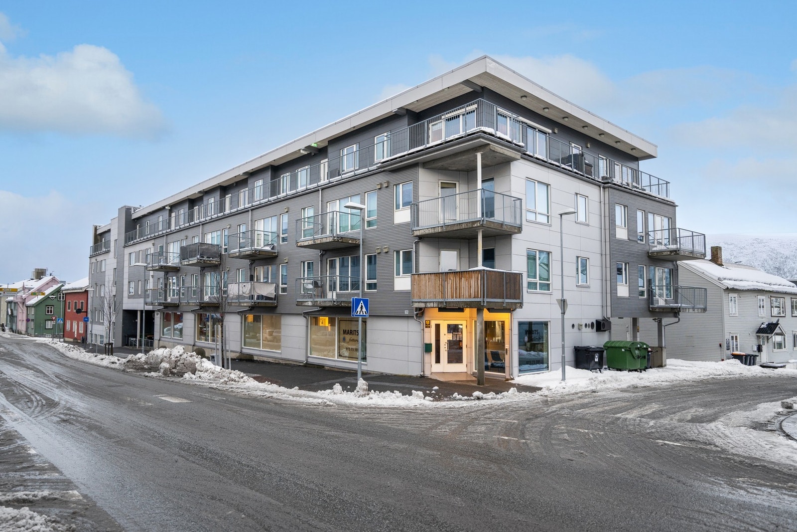 Med sin beliggenhet nord i Tromsø sentrum så har du det meste av servicetilbud innen gangavstand. Galleribilde