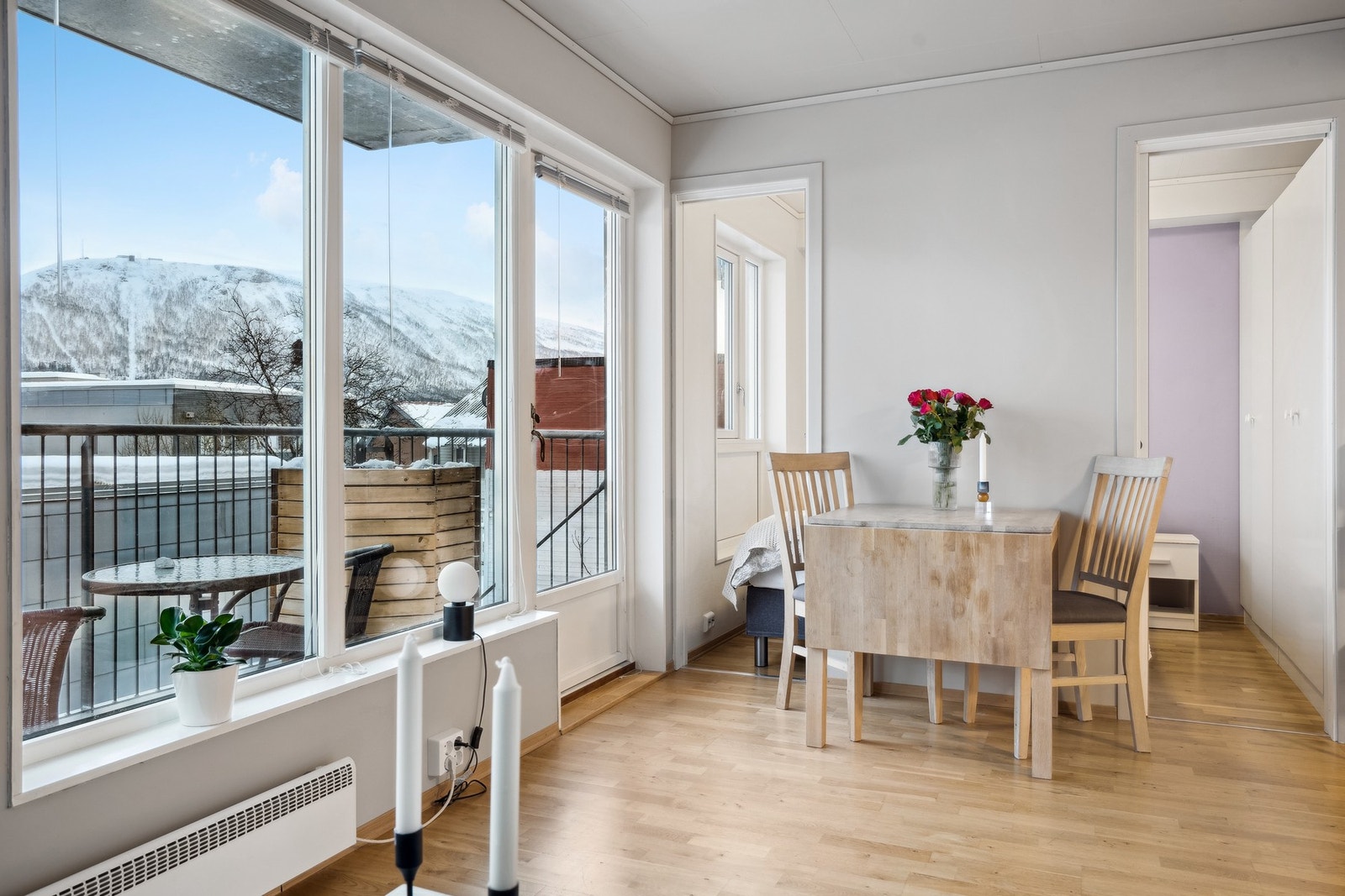 Utgang til balkong fra stue. Her er det utsikt mot Fløya. Galleribilde