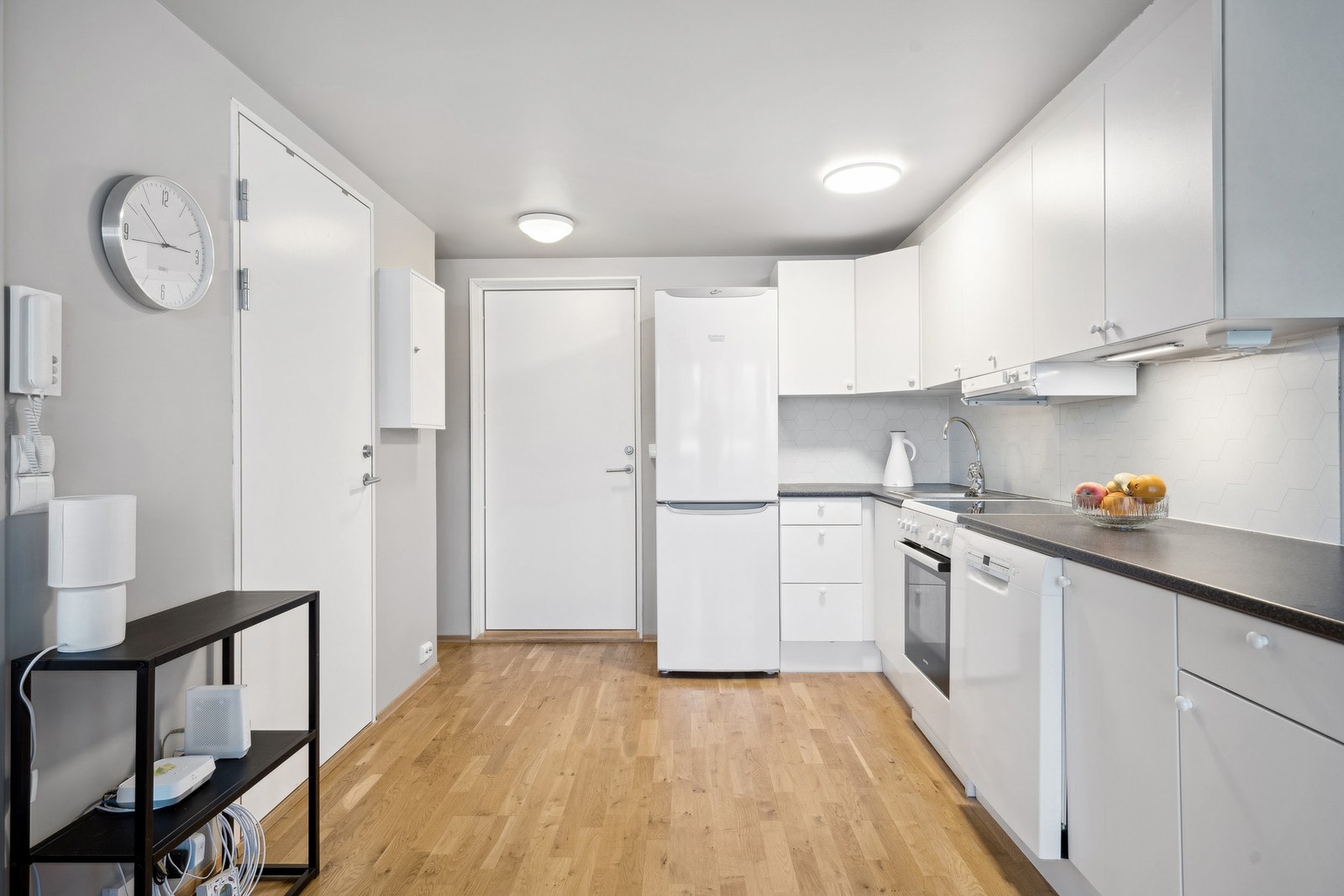 Fra gangen kommer man inn i kjøkkendelen. Galleribilde