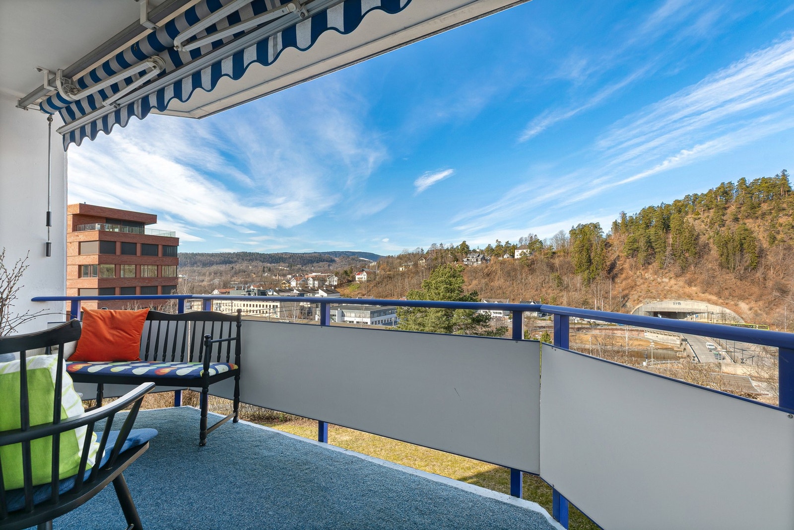 Fin og romslig balkong på rundt 10 m2. Her er det god møbleringsfrihet. Galleribilde