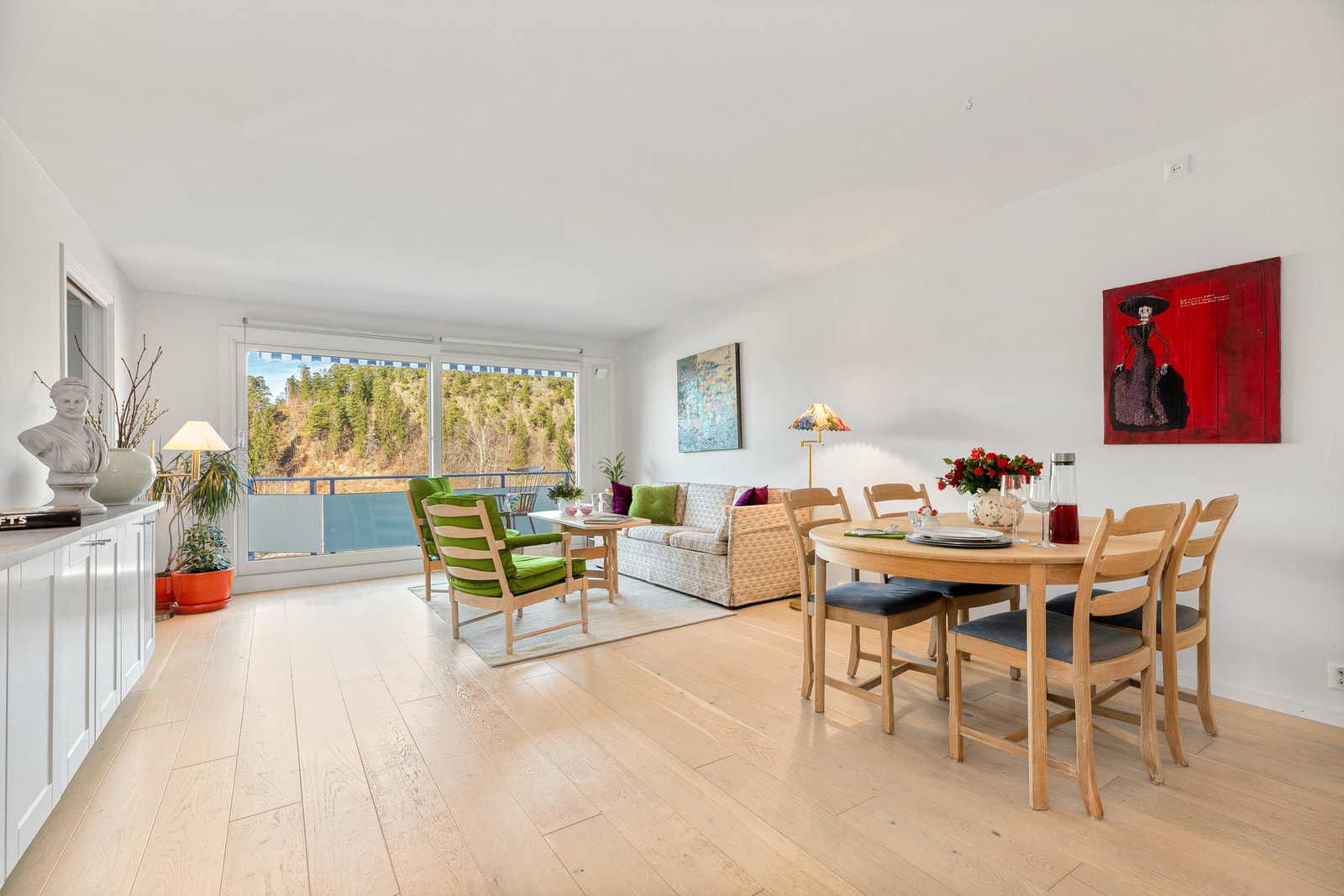 Leiligheten har stue med tilgang til en nordvestvendt balkong. Galleribilde