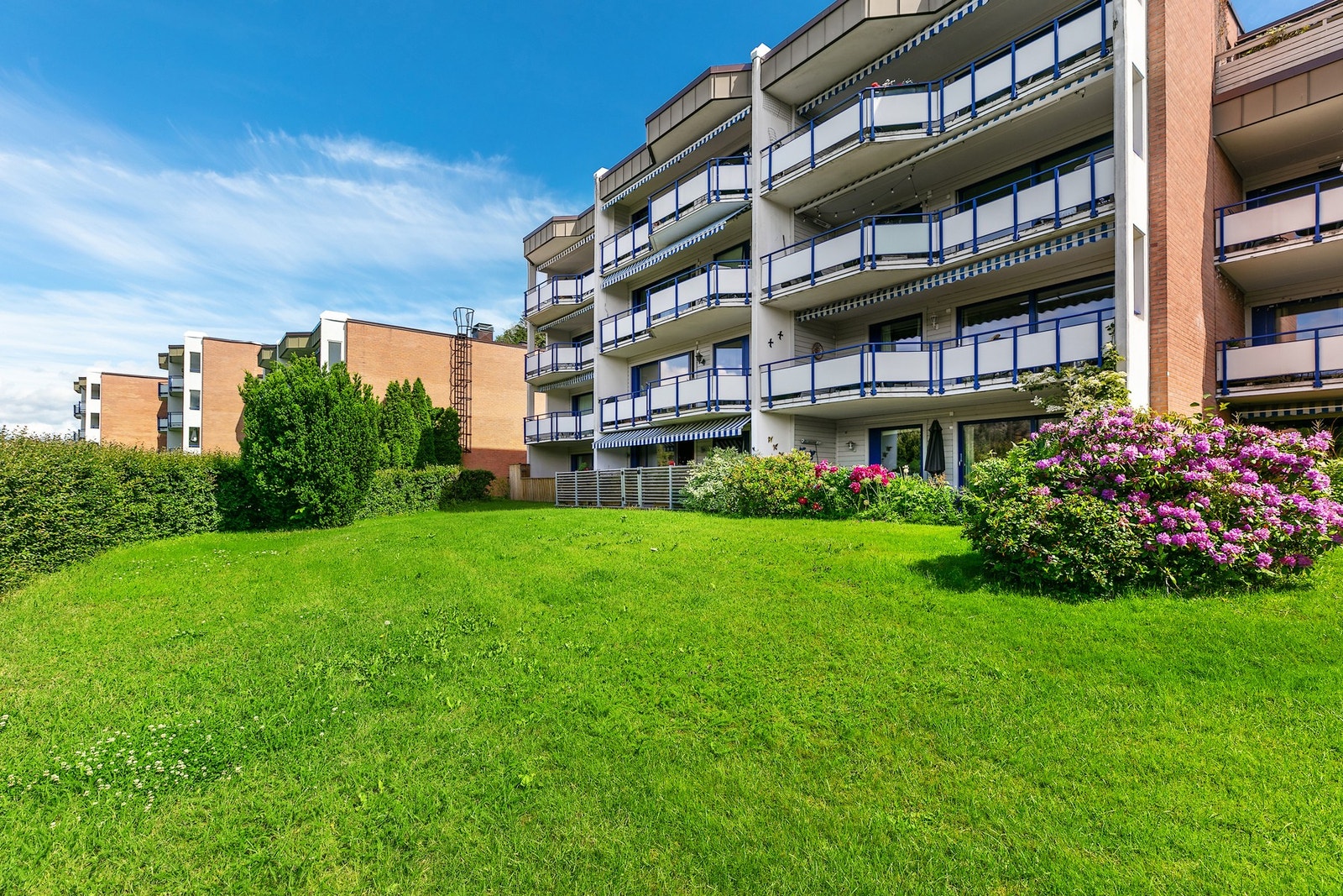 Boligen ligger i et tilbaketrukket og rolig bomiljø med skjermede fellesarealer. Galleribilde