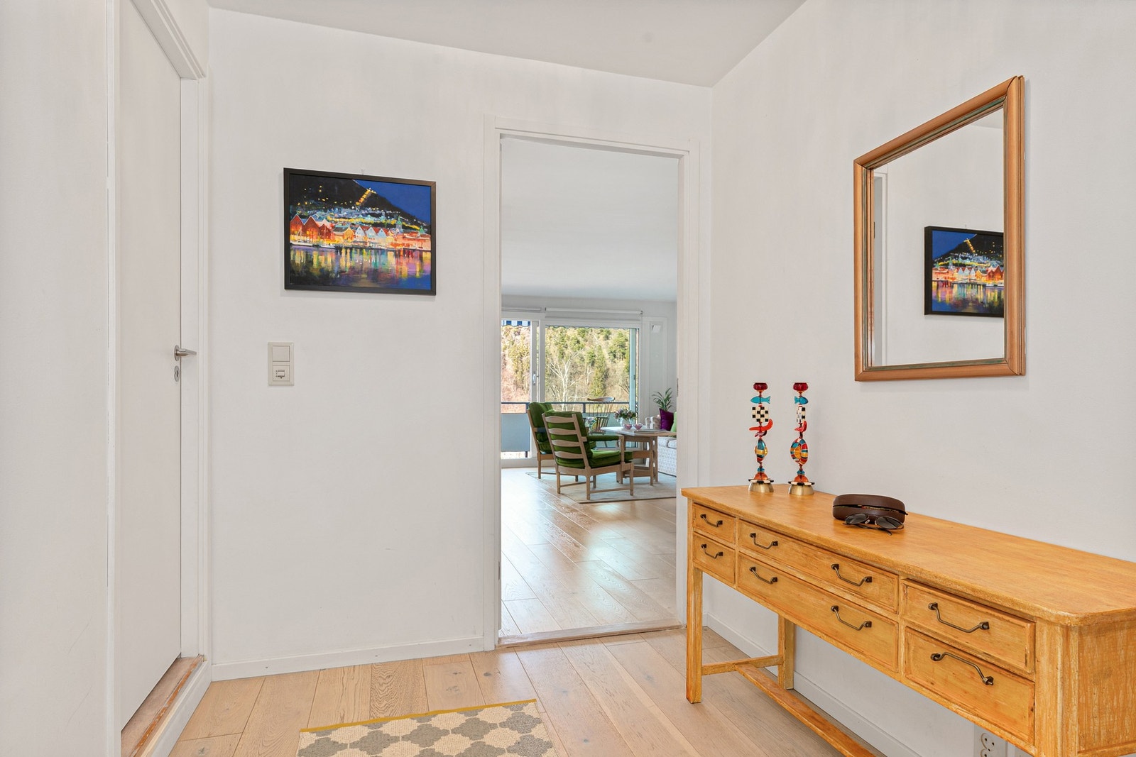 Entréen har adkomst til oppholdsrom, bad og et innvendig bodrom. Galleribilde