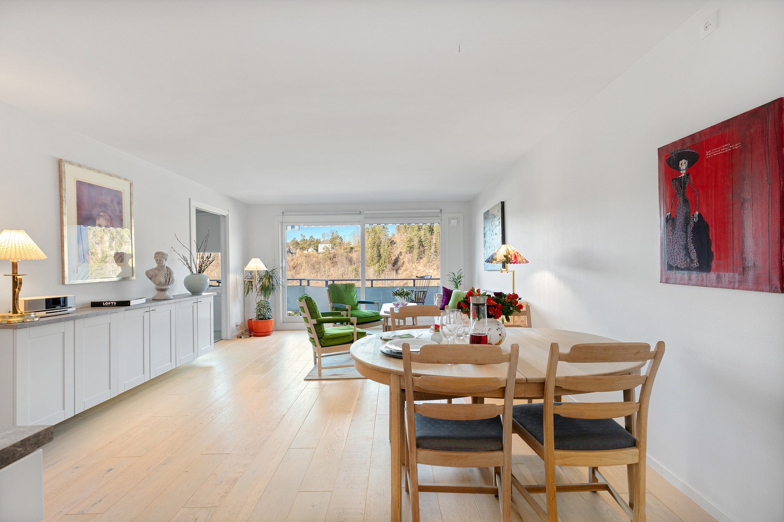 Stue og kjøkken i åpen løsning har god plass for spisestue. Galleribilde