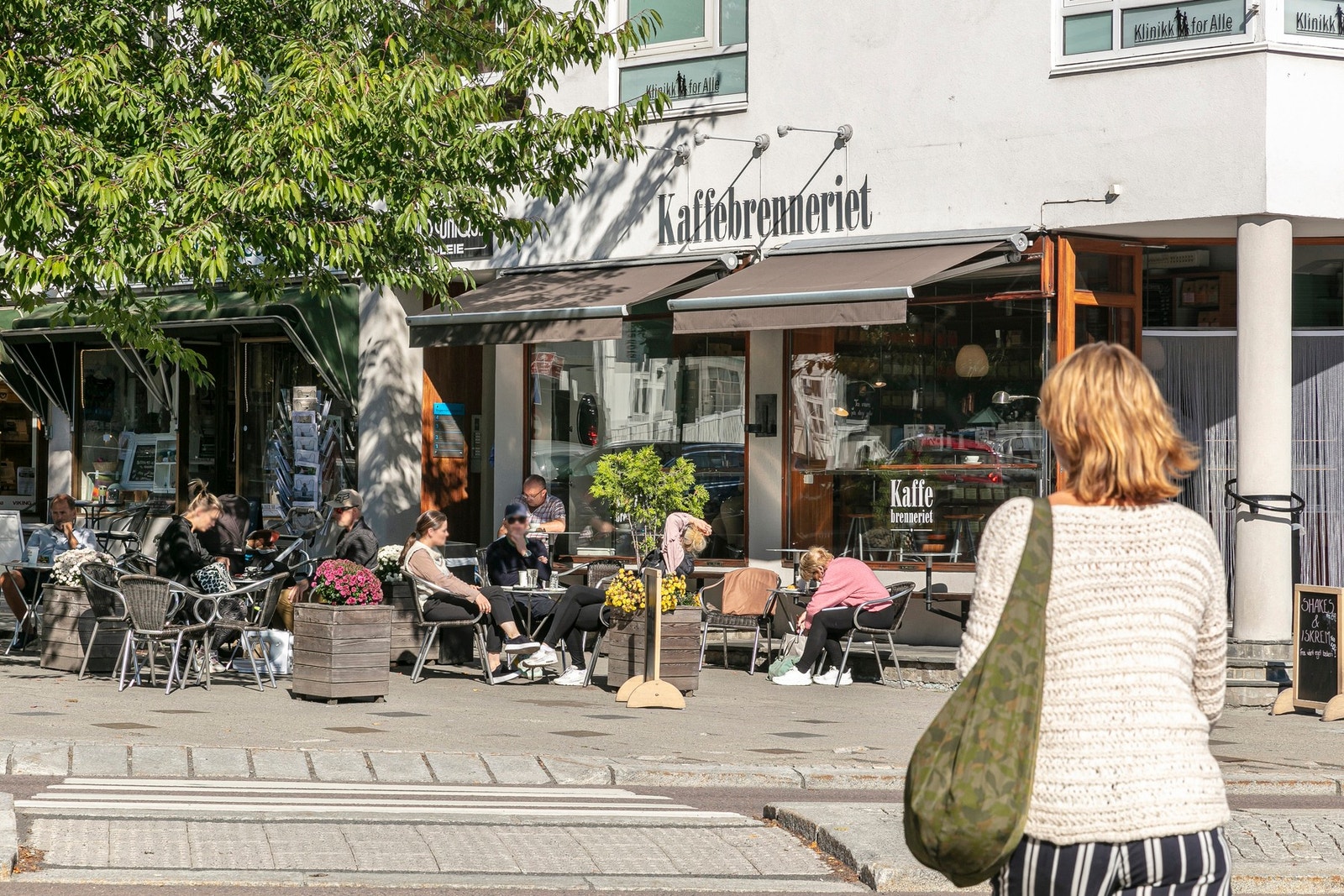 Sandvika sentrum syder av liv med koselige kaféer og spennende spisesteder på begge sider av elven. Galleribilde