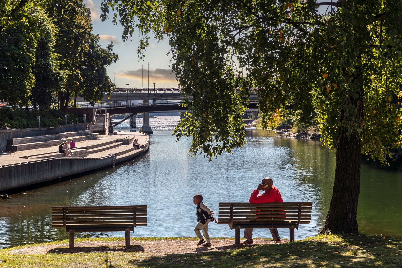 Elvelangs i Sandvika inkluderer en oppgradert elvepromenade med nedtrapping til vannet og hyggelige sitteplasser. Galleribilde
