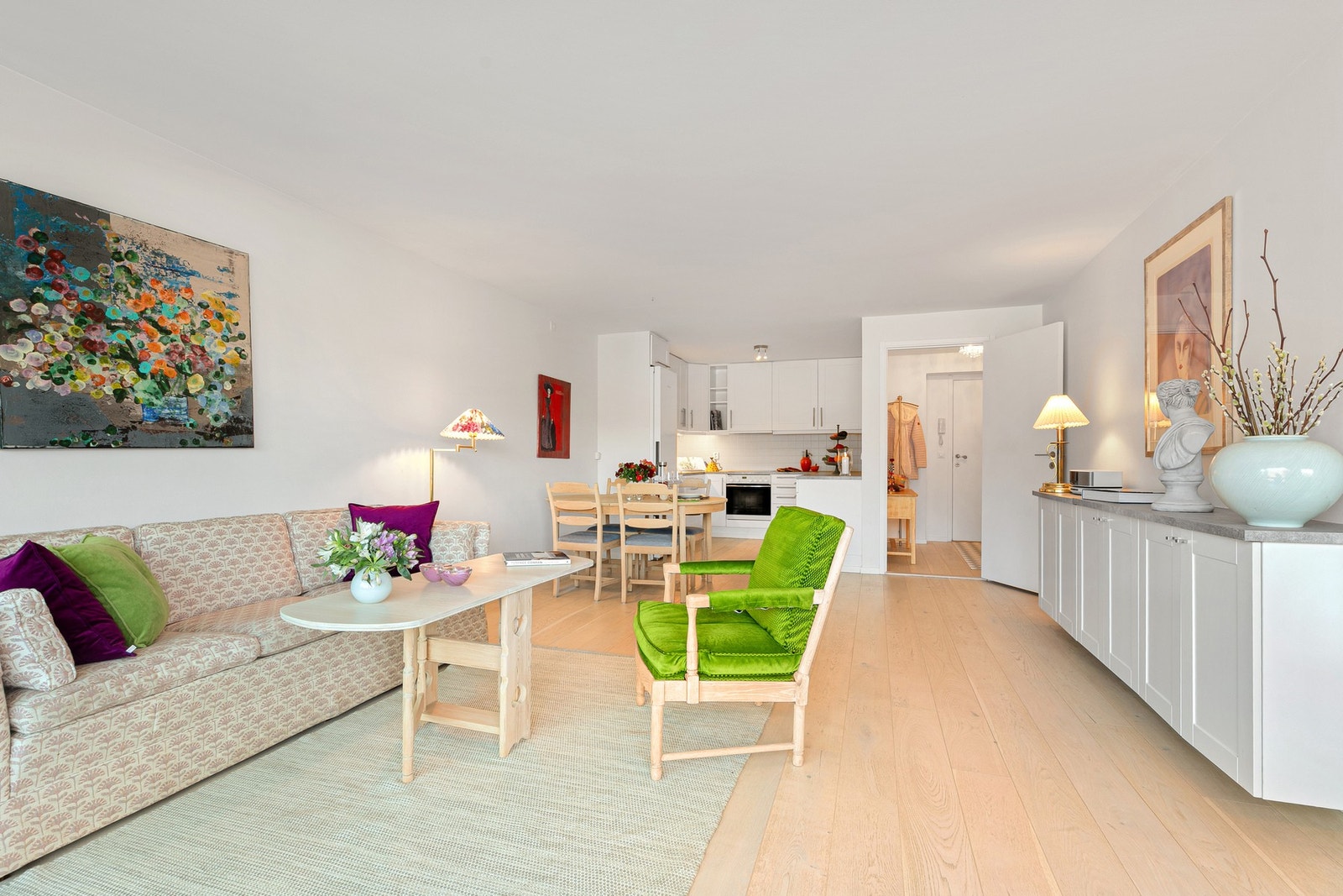 Oppholdsrommet har godt areal med plass for spisebord i overgangen fra stue til kjøkken. Galleribilde