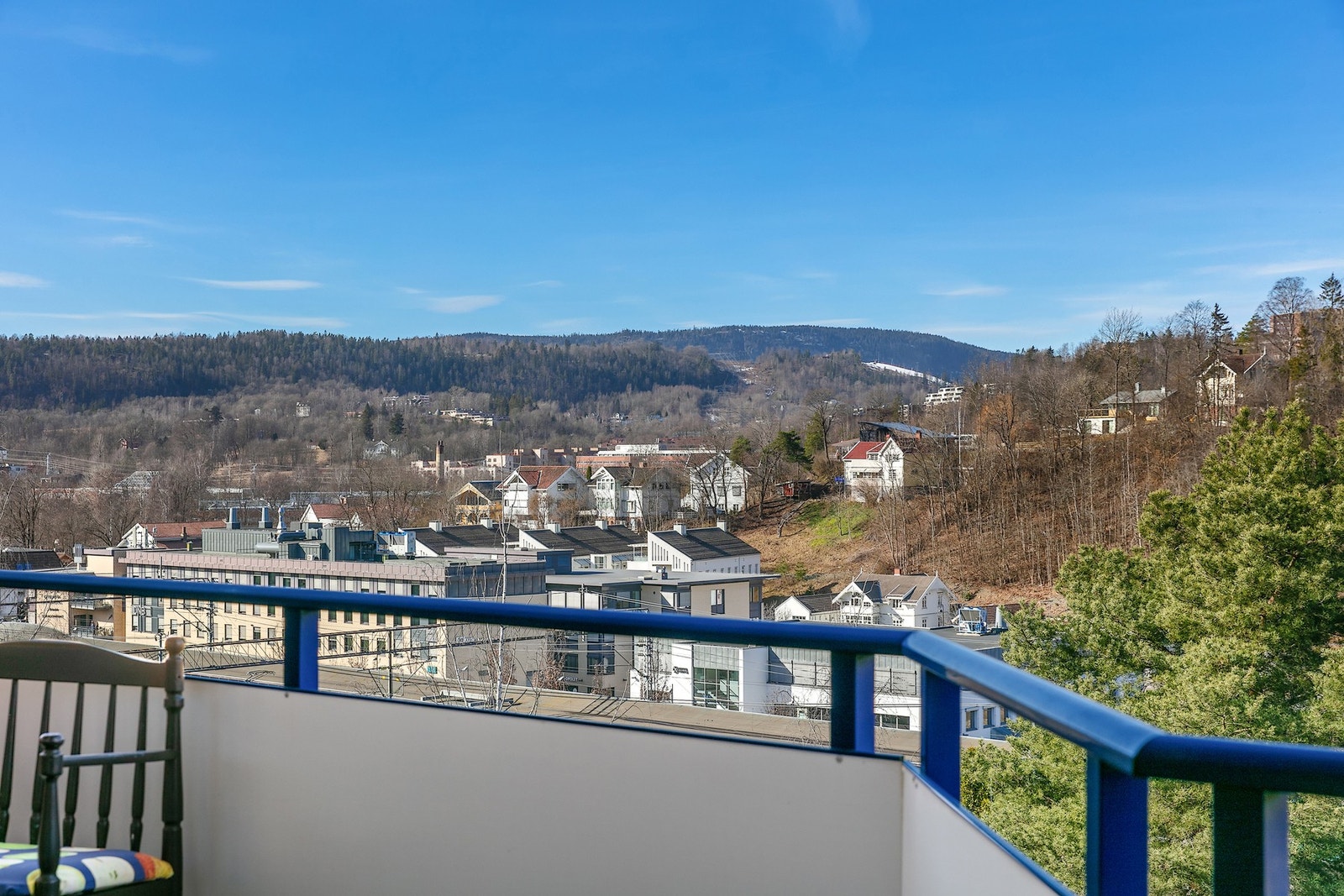 Balkongen ligger høyt og solrikt til, og oppleves usjenert med flott utsikt til Engervannet og Løkkeåsen. Galleribilde