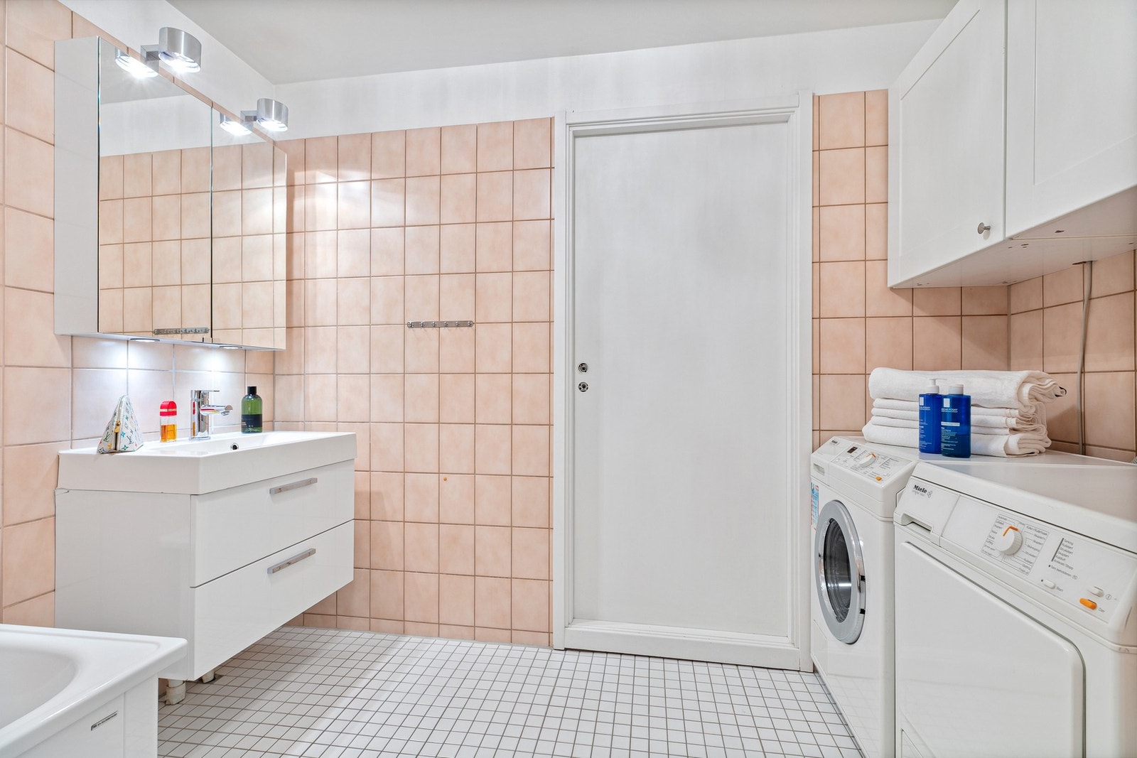 Her er også sørget for opplegg for vaskemaskin/tørketrommel. Badet har gulv med fliser og elektriske varmekabler. Galleribilde