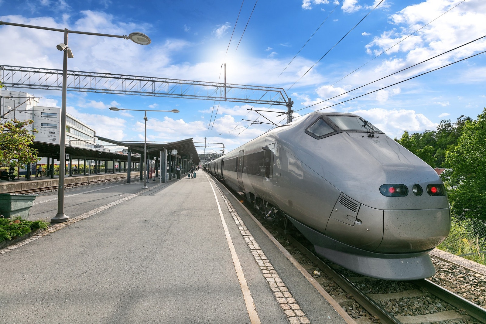 Sandvika er et kollektivknutepunkt med bussterminal og togstasjon/flytog og lokaltog m 15 minutters reisetid til Oslo S. Galleribilde