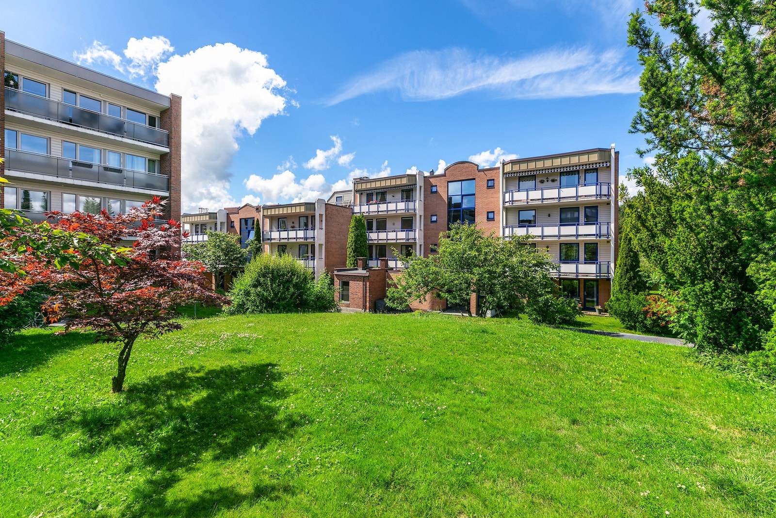 Boligkomplekset i Agneslund er sentrert rundt et frodig fellesområde. Galleribilde