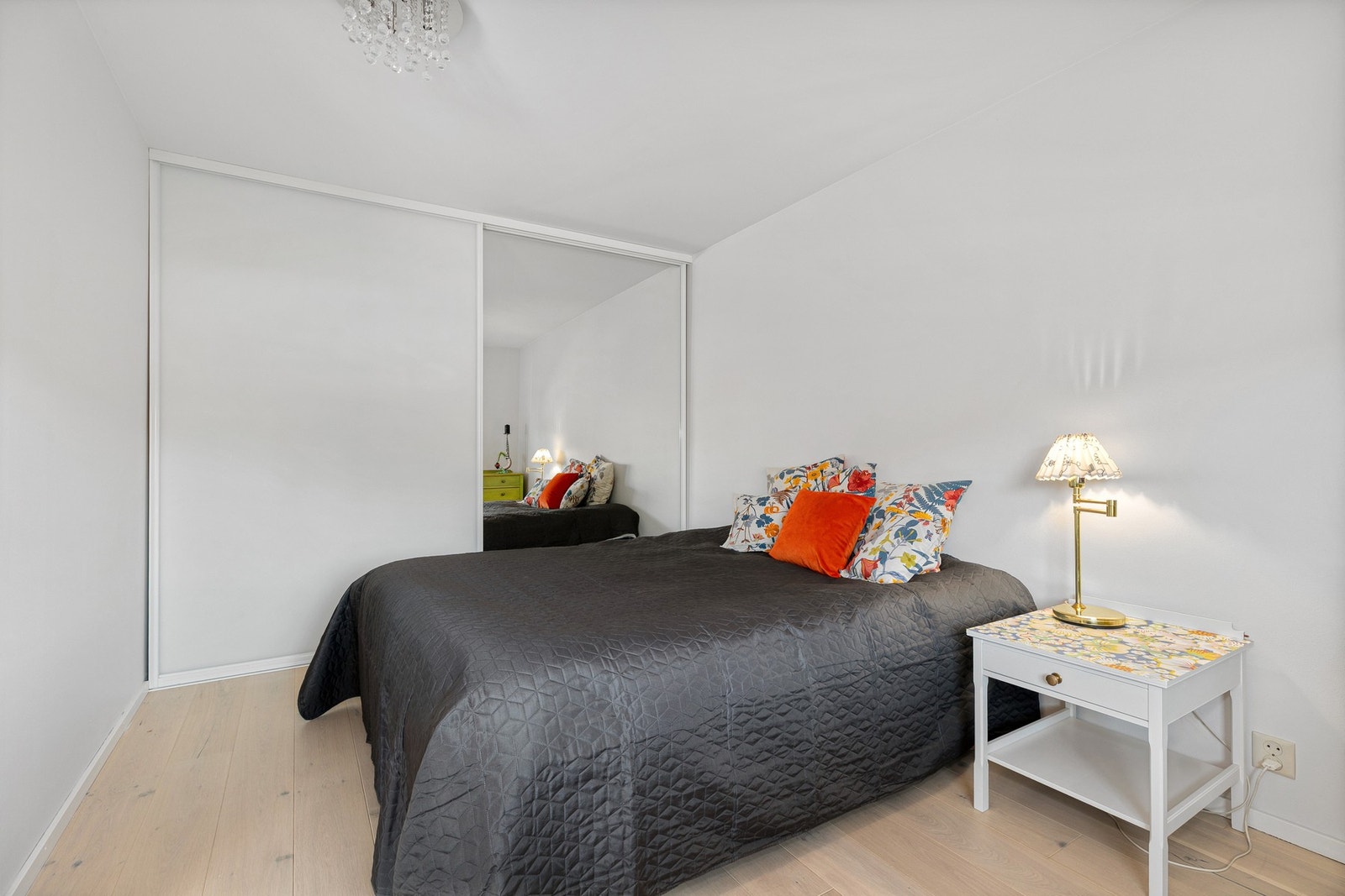 Soverommet er innredet med dobbeltseng, og en stor skyvedørsgarderobe på vegg inn mot bad. Galleribilde