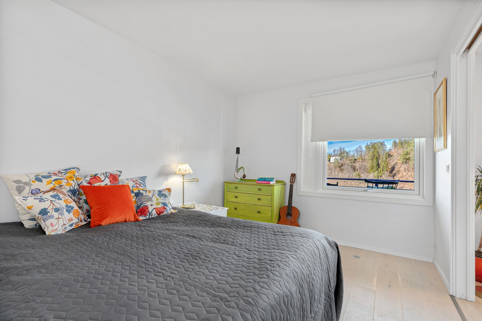 Soverommet har vindu vendende ut mot egen balkong. Galleribilde