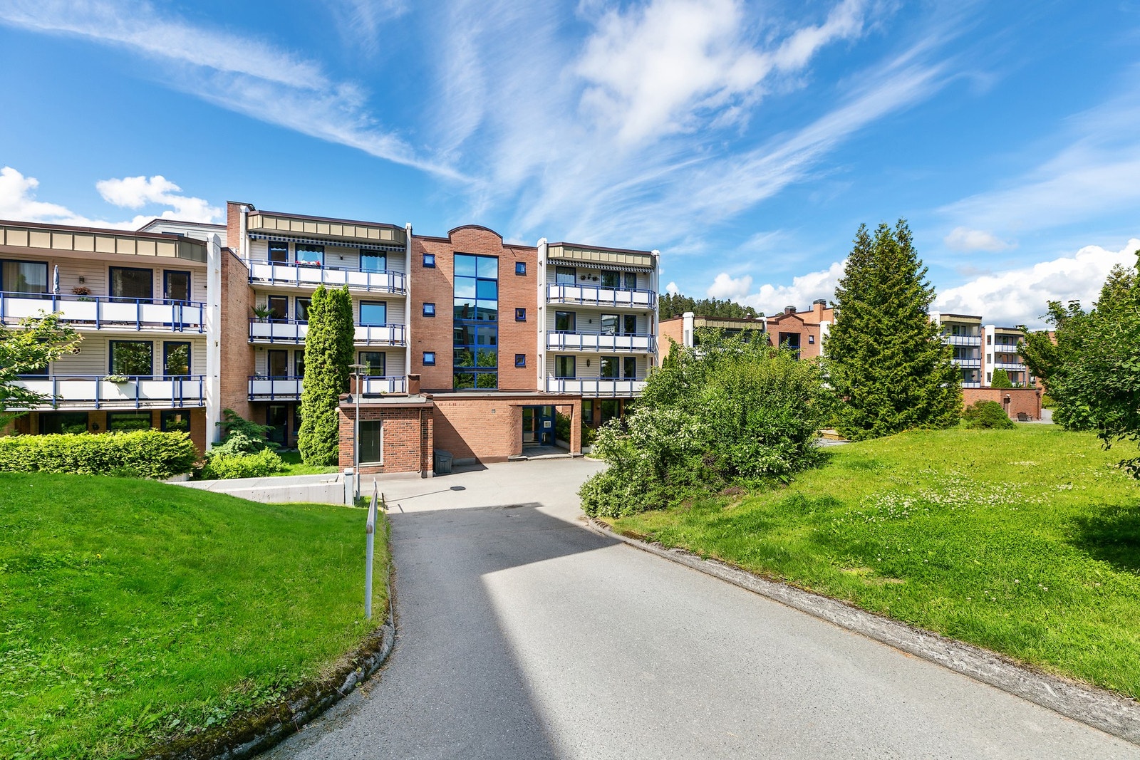 Leiligheten inngår i et fredelig bomiljø med felles adkomst via et overbygget inngangsparti med trapperom. Galleribilde