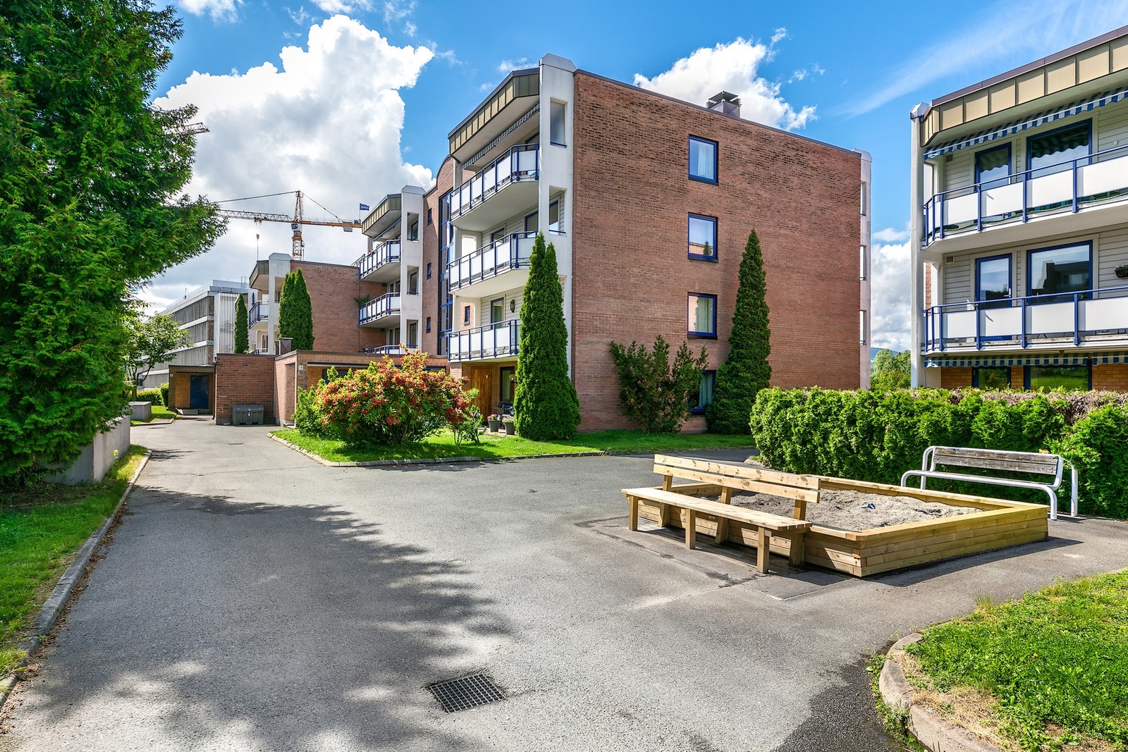 Fellesarealene er pent opparbeidet med asfalterte internveier, sittebenker, lekeareal, plener og diverse beplantning. Galleribilde