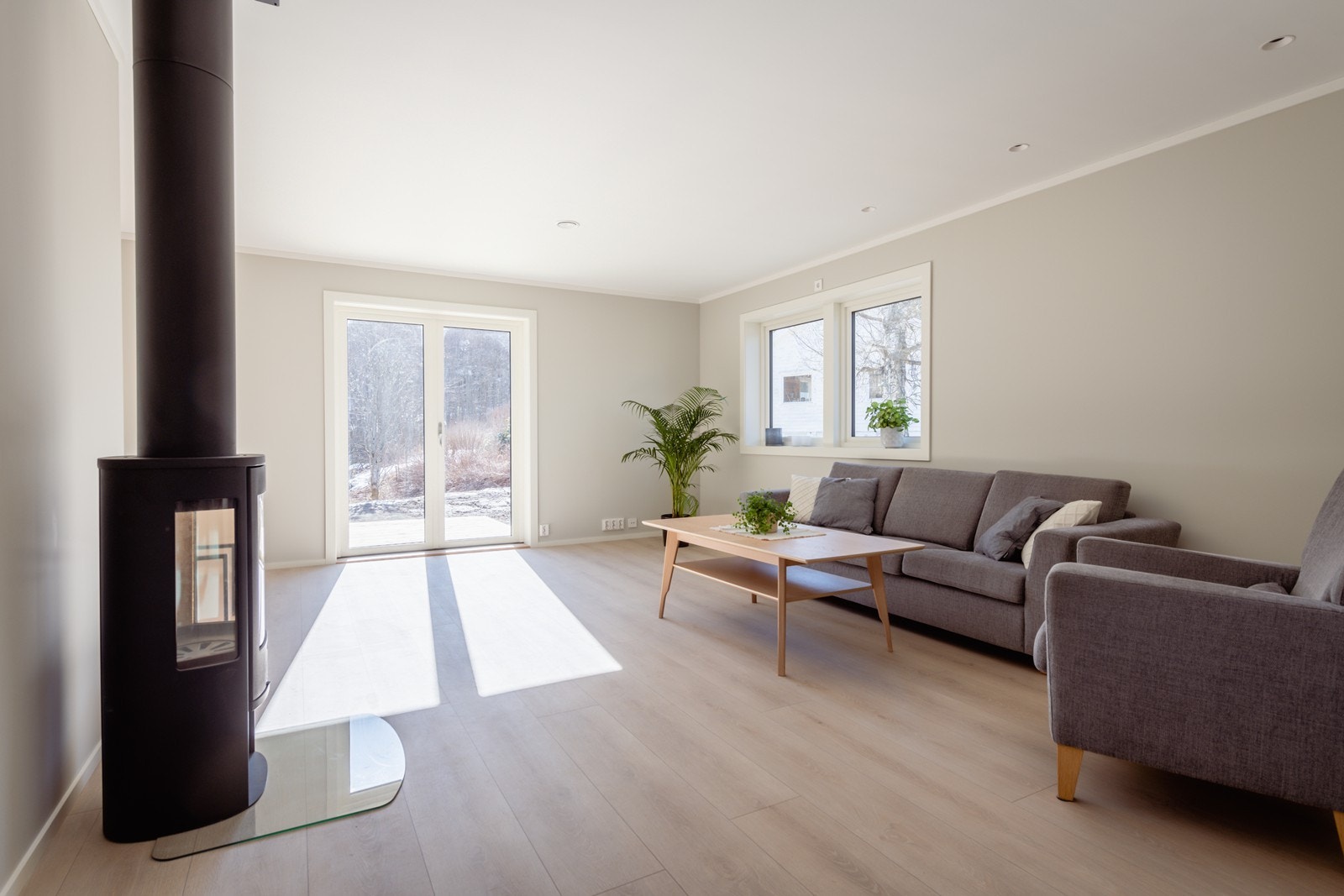 Glassdører ut på terrassen gir deg massevis av deilig dagslys Galleribilde