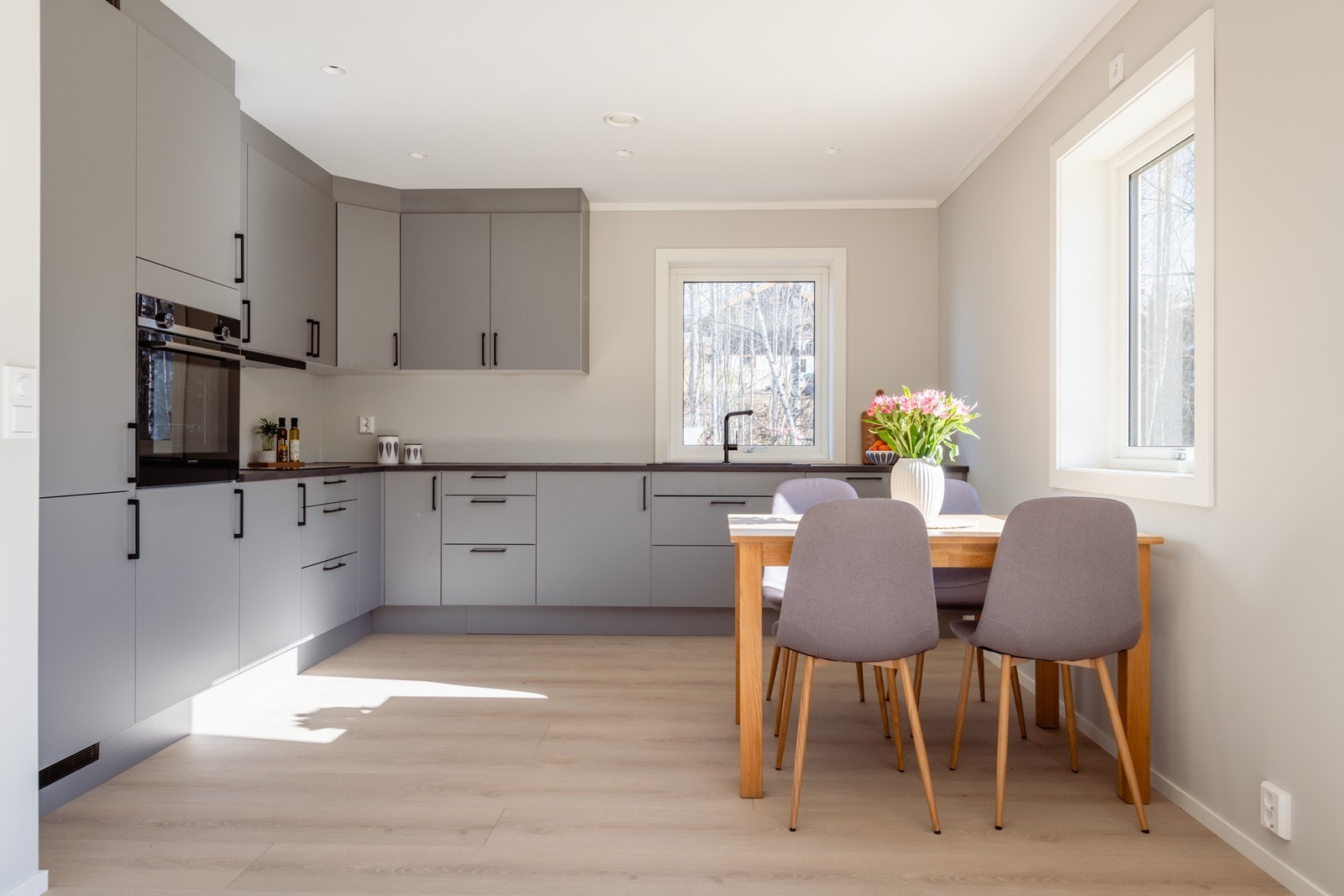 Snu bordet og du har plass til et langt langbord Galleribilde