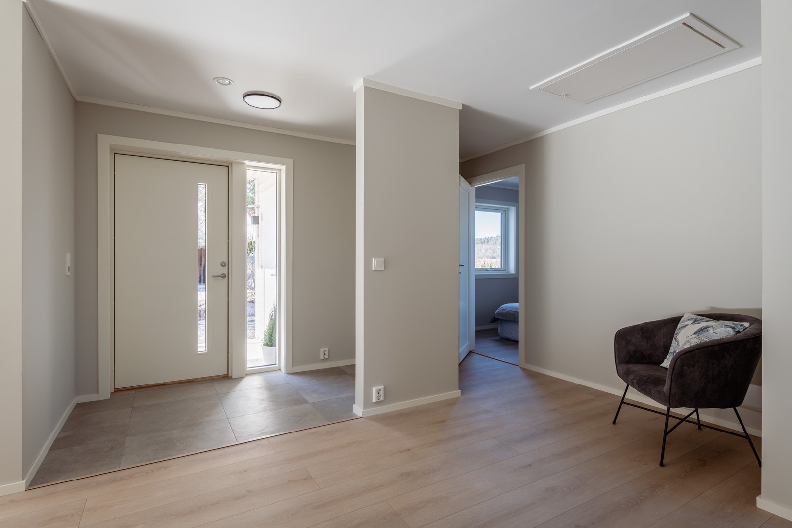 Velkommen inn i en hyggelig og flislagt entre Galleribilde