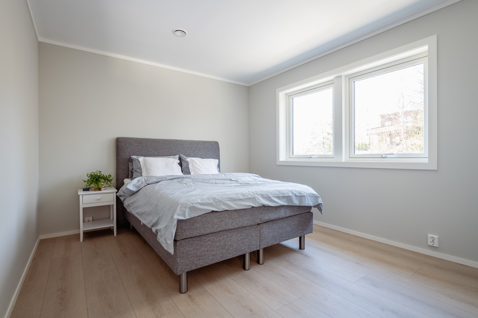 Hovedsoverom med vinduer mot baksiden av boligen Galleribilde