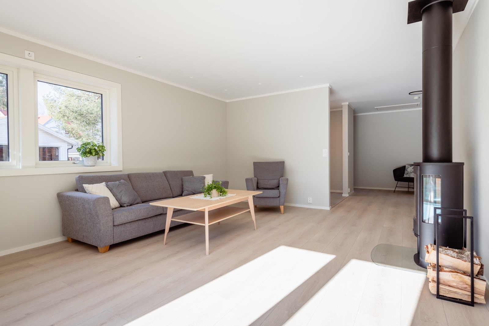 En stue som utrolig nok rommer ganske så romslige møbler. Det er også plass til et par godstoler her Galleribilde