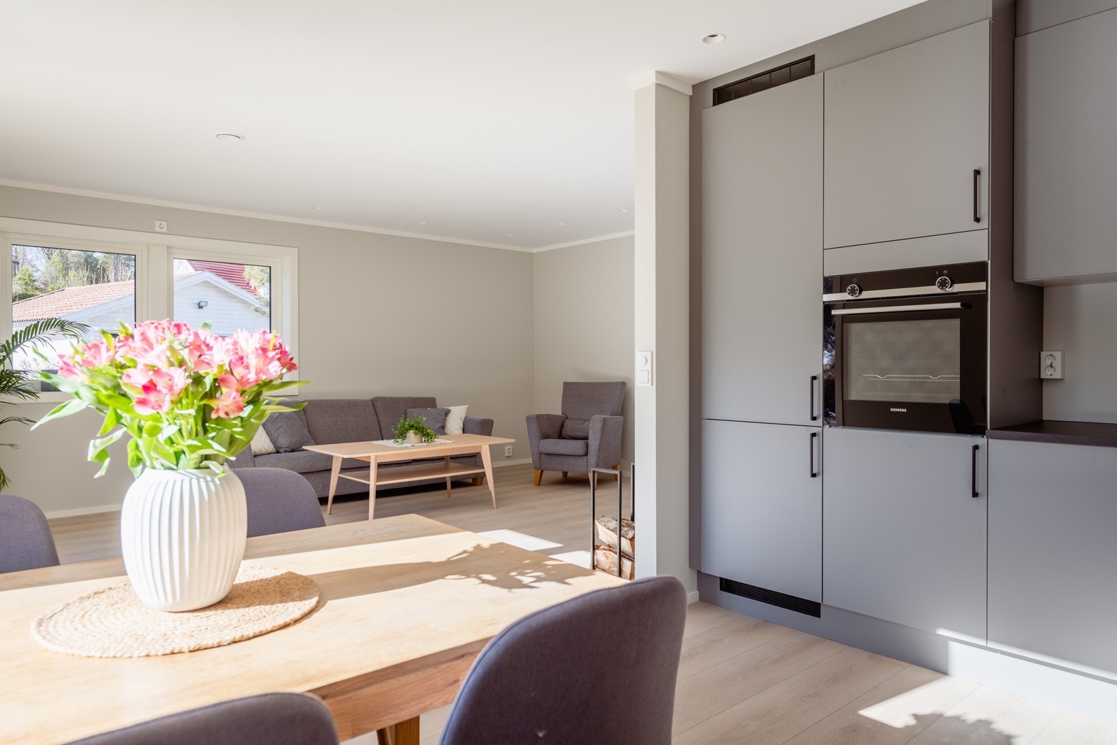 Integrerte hvitevarer og et stilrent kjøkken Galleribilde