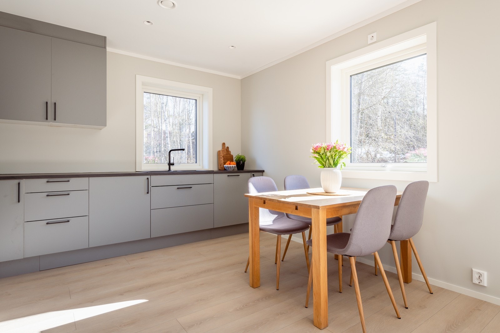 Spis frokosten mens du ser et ekorn hoppe forbi vinduet ditt. Livet på landet skal være godt sies det Galleribilde