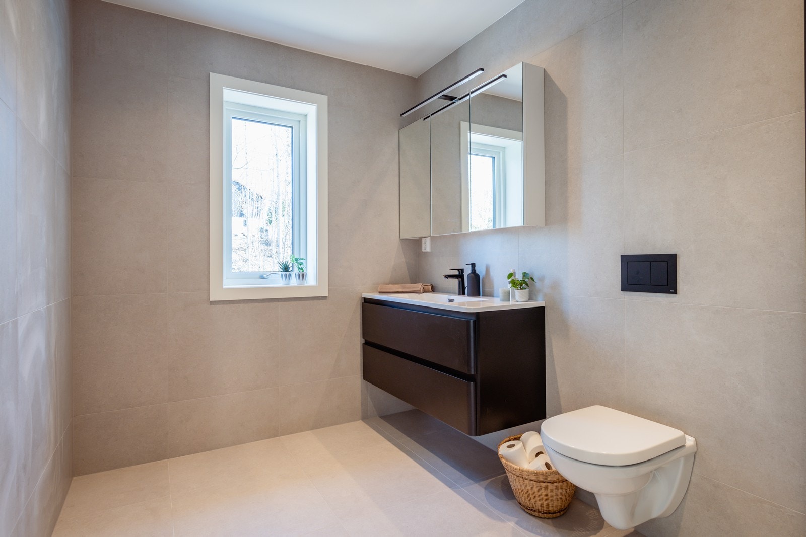 Et skikkelig bad med et vindu man kan lufte med. Det skaper bedre stemning enn et bad midt i huset. Servant, toalett en romslig dusj får du her inne Galleribilde