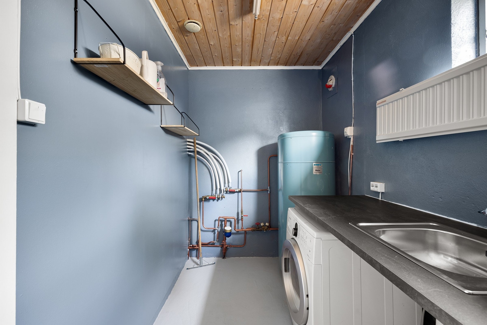 Vaskerommet fyller dels også rollen som teknisk rom. Varmtvannsbereder er på 300 liter og fra boligens byggeår. Galleribilde