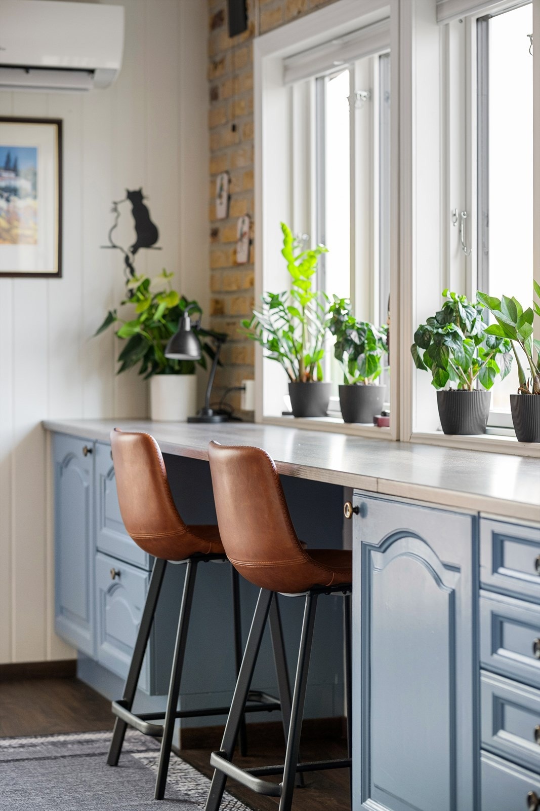 Kjøkkenets smarte barløsning passer perfekt for morgenkaffen og hverdagens mindre måltider. Her sees et fint utsyn mot nord. Galleribilde