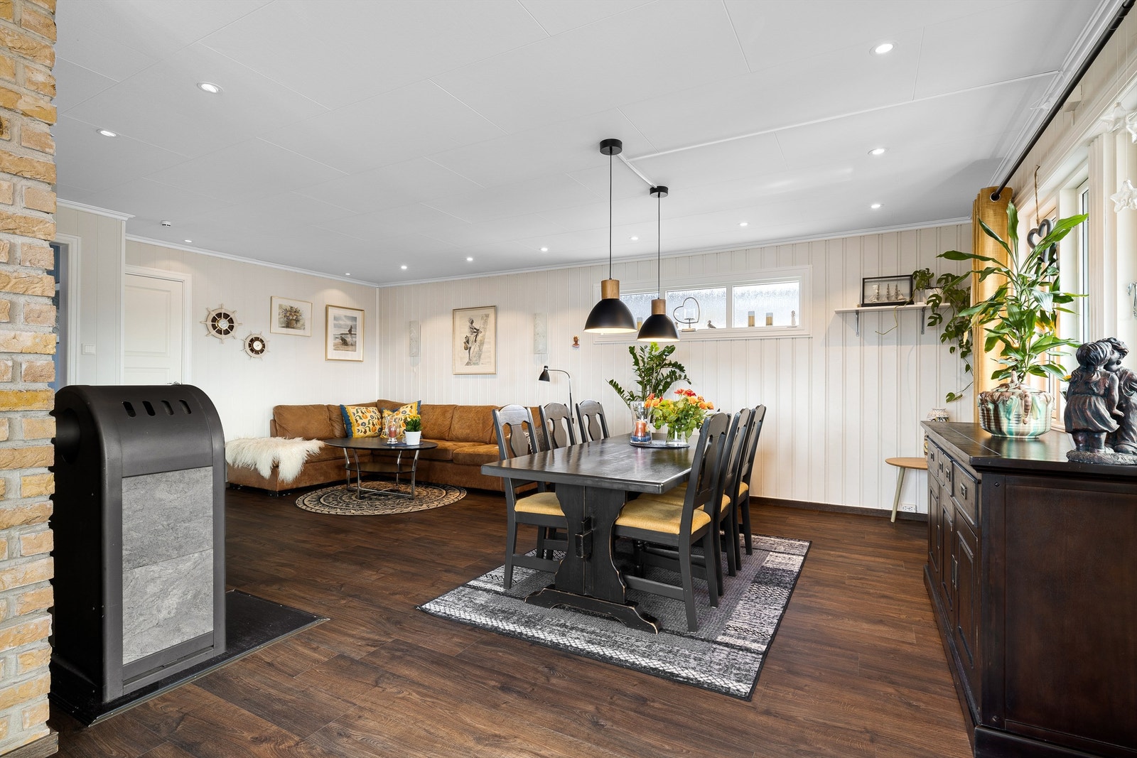 Stuen ble i 2022/2023 oppgradert med nytt ildsted og nytt gulv av klikkvinyl, øvrige overflater ble samtidig malt. Galleribilde