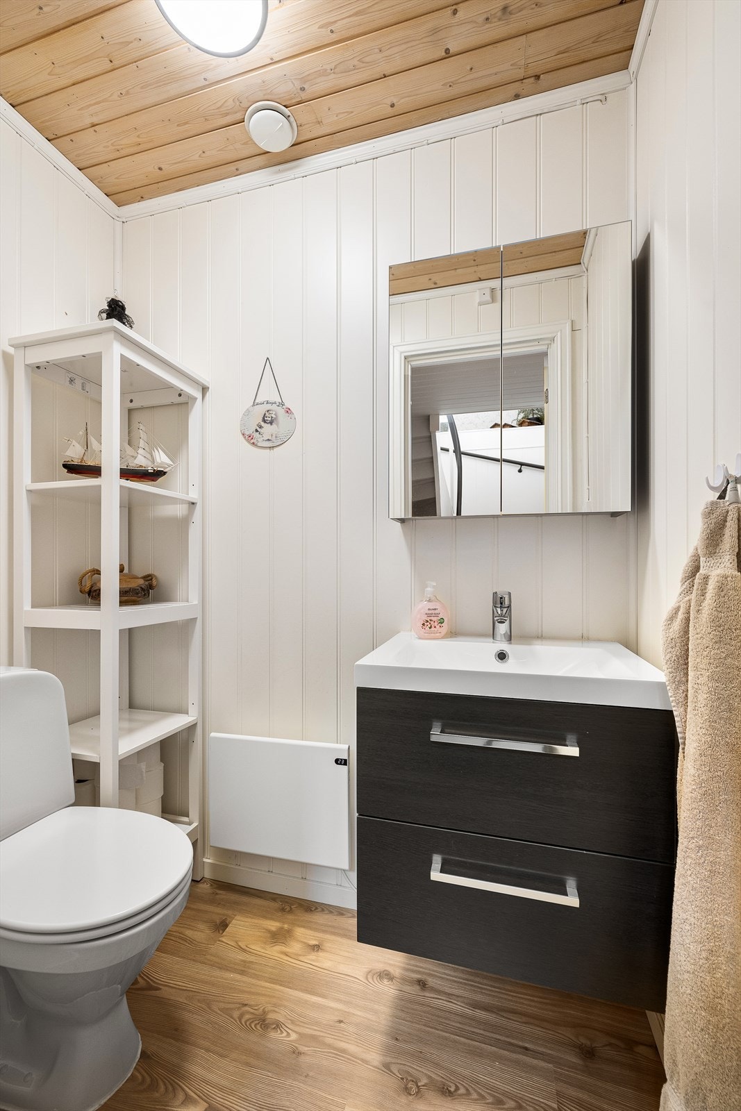 Toalettrommet er tidligere på 2000-tallet oppgradert med blant annet nye baderomsmøbler samt nye overflater på gulv og vegger. Galleribilde