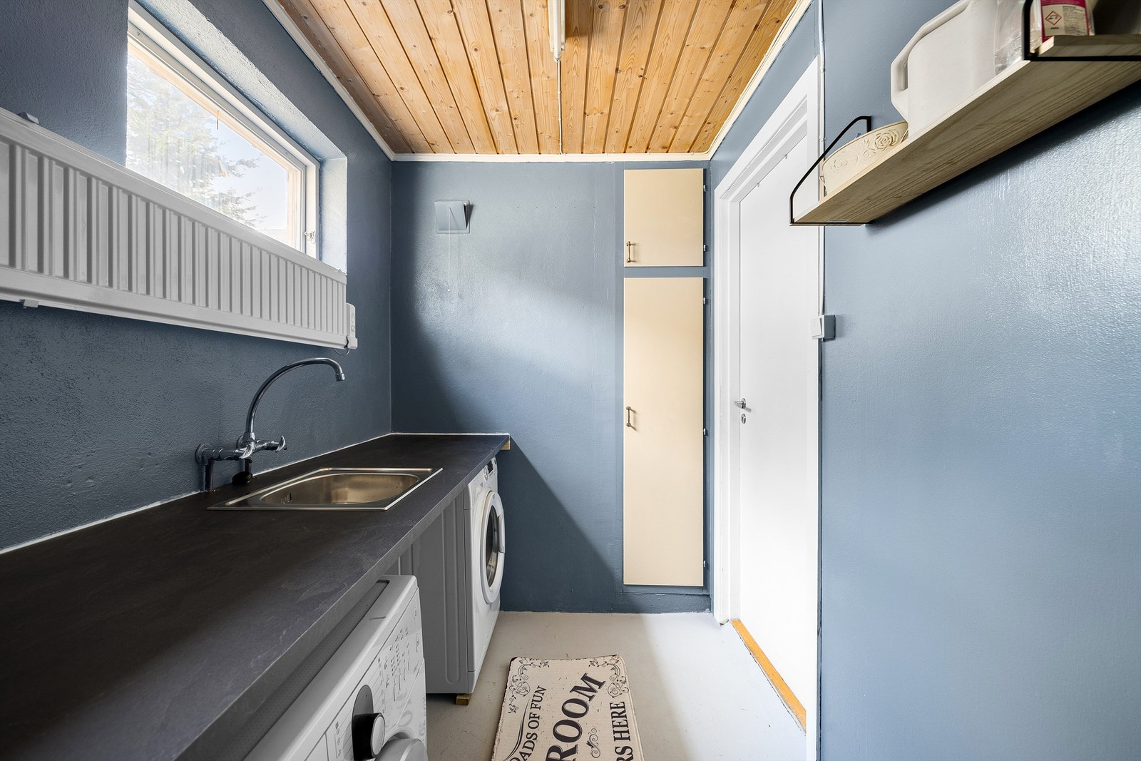 Vaskerommet er nylig oppgradert med ny vask og en praktisk arbeidsbenk. Gulv og vegger er i tillegg malt. Galleribilde