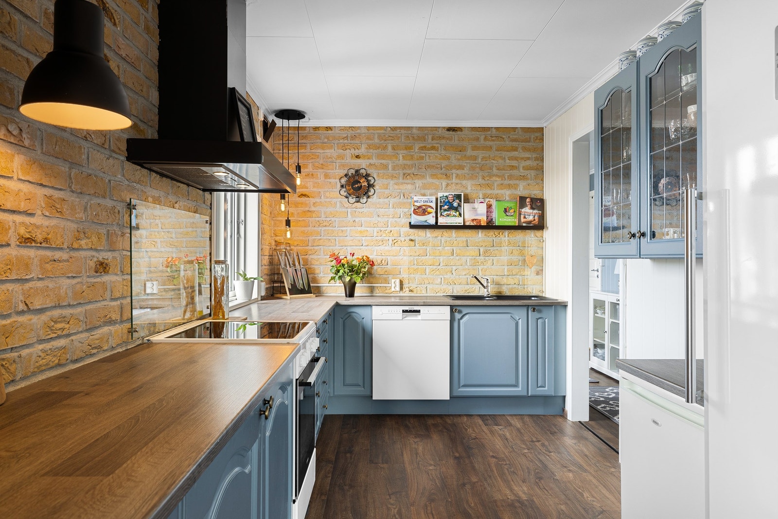 Kjøkkenet ble i 2022/2023 pusset opp og fornyet til et stilsikkert, klassisk moderne uttrykk. Galleribilde