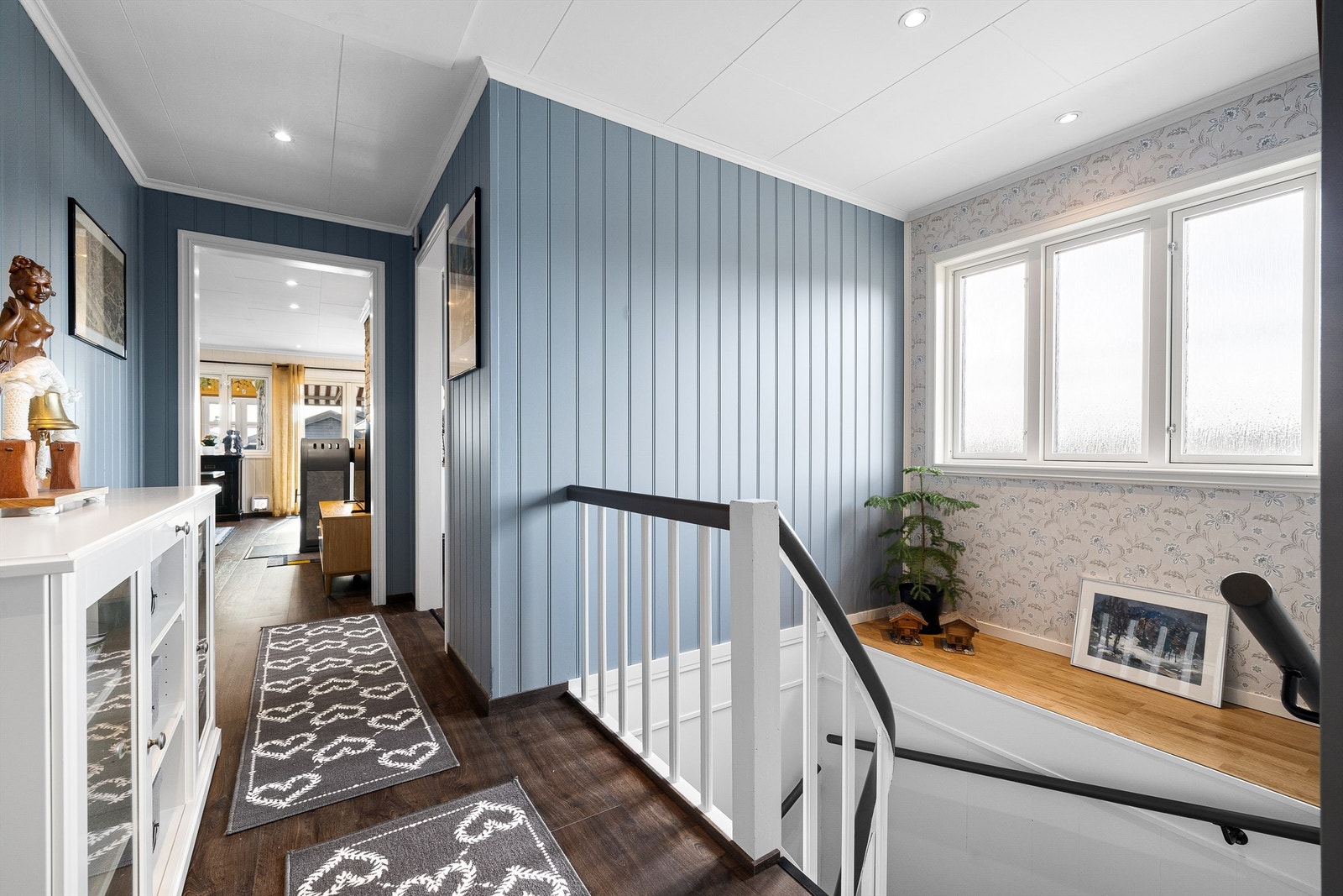 Utenom tilknytningen til stuen er kjøkkenet tilgjengelig også fra gangen. Galleribilde