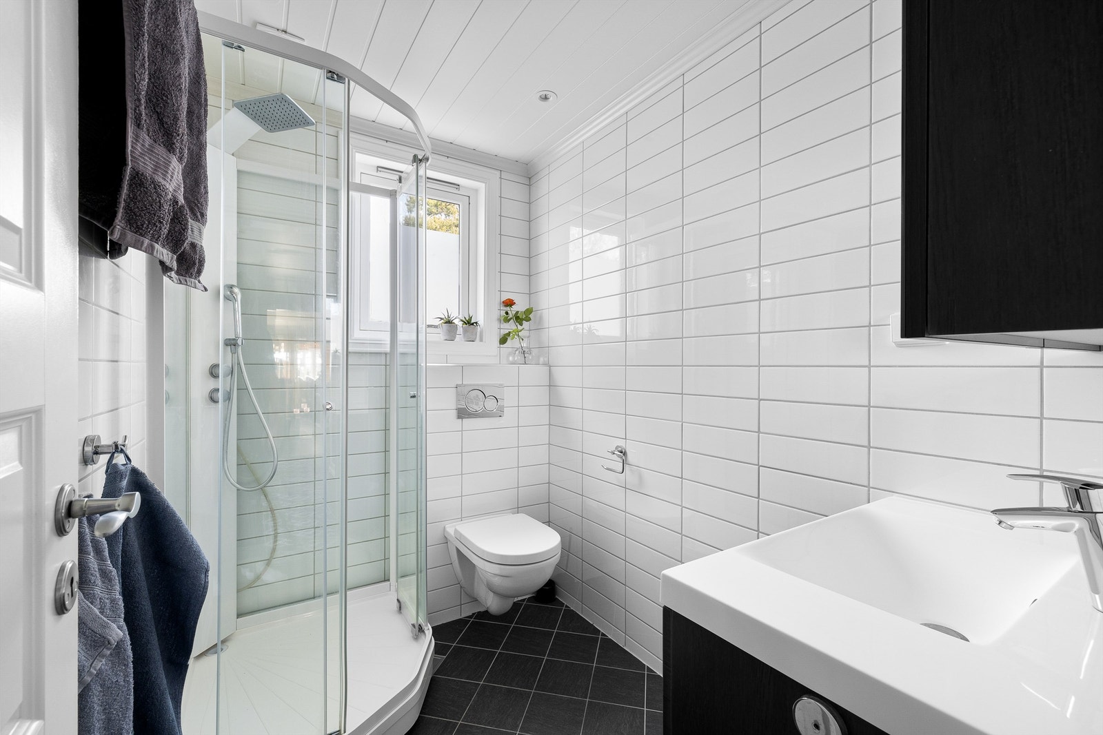 Badet ble renovert i 2018 og samtidig oppgradert med blant annet nye overflater og nytt sanitærutstyr. Galleribilde